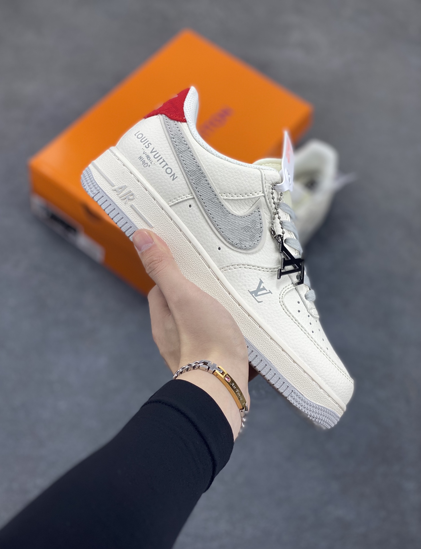 NIke Air Force 1 \’07 Low “LV联名——灰牛仔勾”空军一号 低帮 运动鞋 休闲鞋 折边针车 工艺难度大 原楦头原纸板 原装鞋盒 定制五金配件 内置全掌气垫 原厂鞋底 货号:XX3168-135 尺码:36 36.5 37.5 38 38.5 39 40 40.5 41 42 42.5 43 44 44.5 45-选品中心