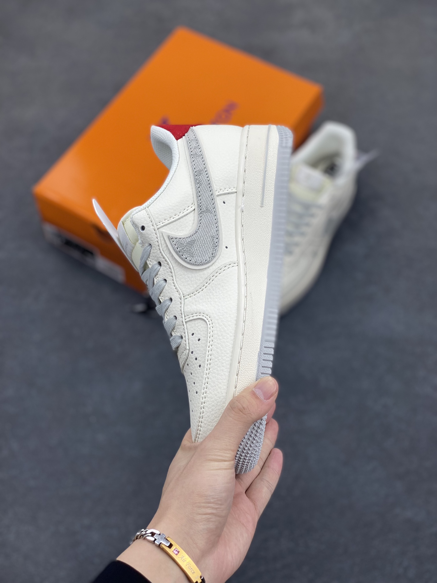 图片[3]-NIke Air Force 1 \’07 Low “LV联名——灰牛仔勾”空军一号 低帮 运动鞋 休闲鞋 折边针车 工艺难度大 原楦头原纸板 原装鞋盒 定制五金配件 内置全掌气垫 原厂鞋底 货号：XX3168-135 尺码：36 36.5 37.5 38 38.5 39 40 40.5 41 42 42.5 43 44 44.5 45-选品中心
