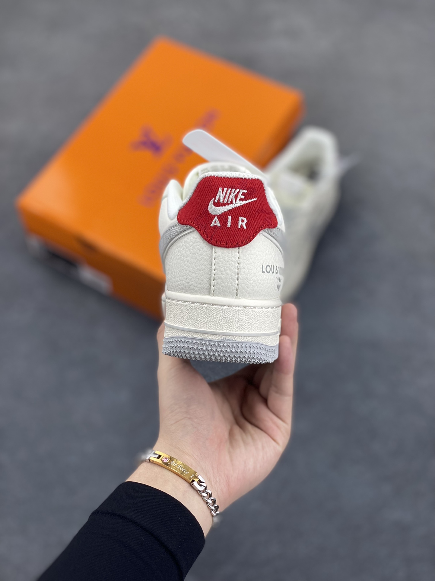图片[4]-NIke Air Force 1 \’07 Low “LV联名——灰牛仔勾”空军一号 低帮 运动鞋 休闲鞋 折边针车 工艺难度大 原楦头原纸板 原装鞋盒 定制五金配件 内置全掌气垫 原厂鞋底 货号：XX3168-135 尺码：36 36.5 37.5 38 38.5 39 40 40.5 41 42 42.5 43 44 44.5 45-选品中心