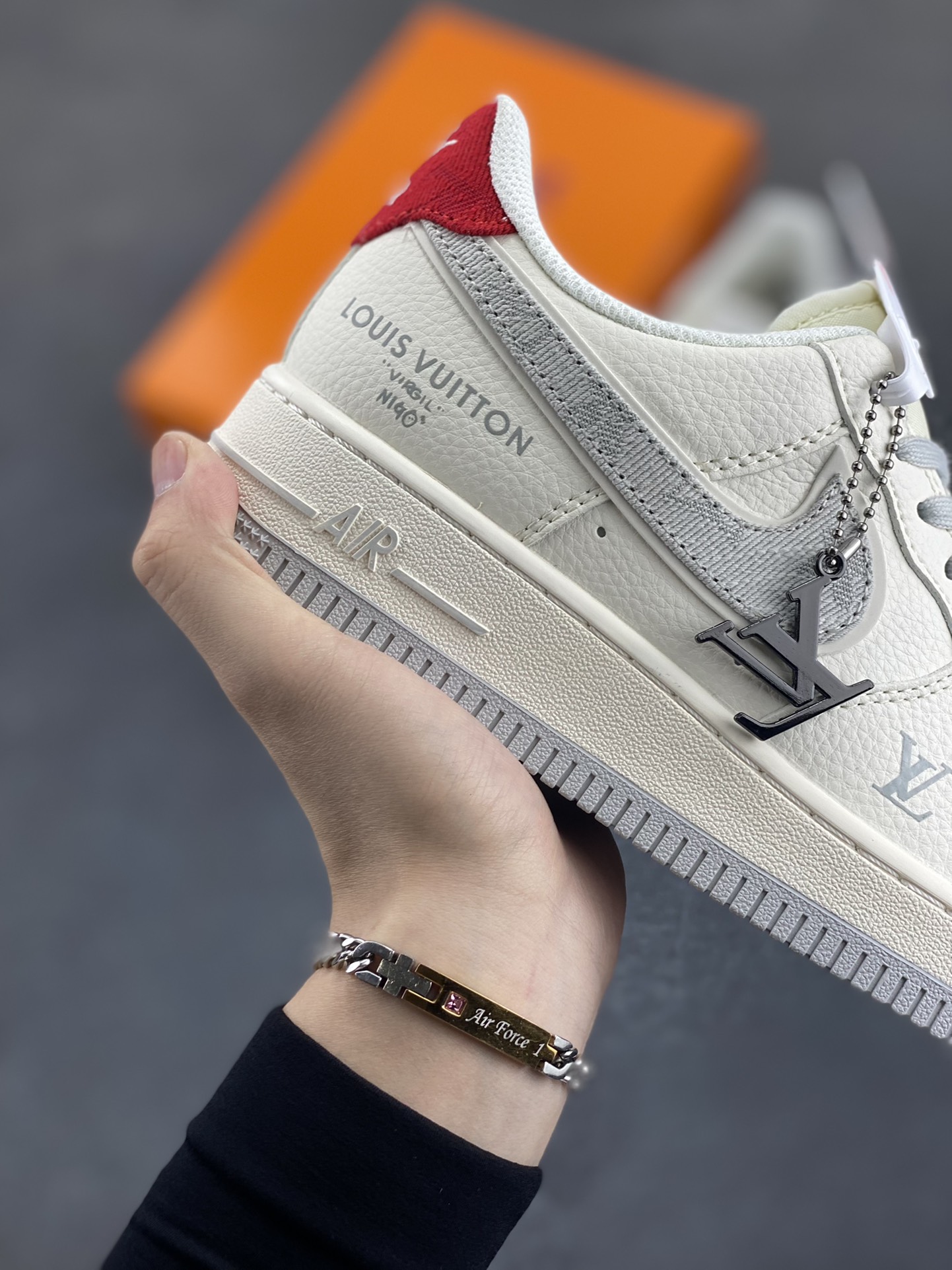 图片[6]-NIke Air Force 1 \’07 Low “LV联名——灰牛仔勾”空军一号 低帮 运动鞋 休闲鞋 折边针车 工艺难度大 原楦头原纸板 原装鞋盒 定制五金配件 内置全掌气垫 原厂鞋底 货号：XX3168-135 尺码：36 36.5 37.5 38 38.5 39 40 40.5 41 42 42.5 43 44 44.5 45-选品中心