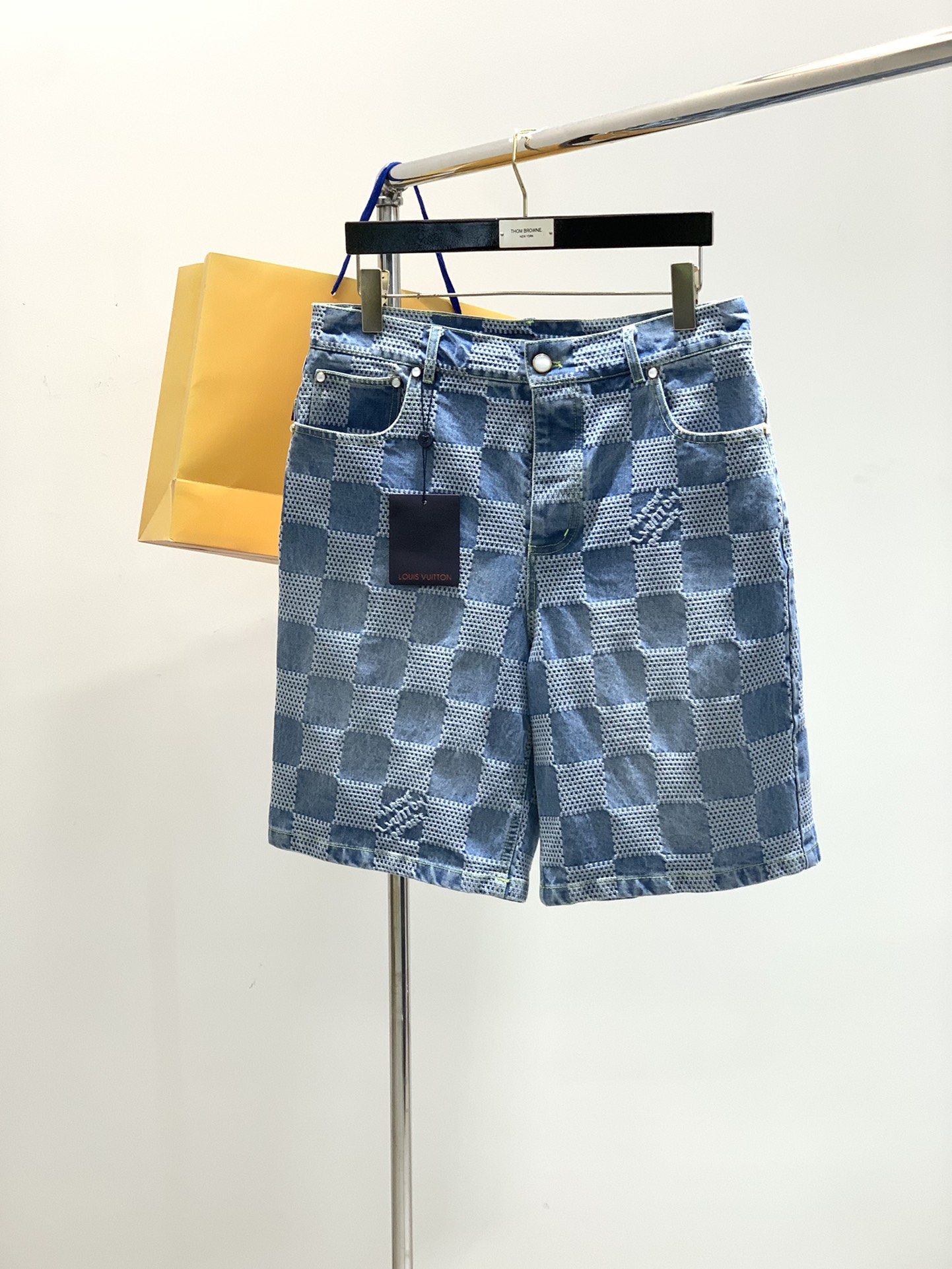 NO:154272,Clothes, shorts 280, Louis Vuitton, the latest model for summer 2025, available at the counter at the same time, original orders, fashionable and casual denim suits, very distinctive on the upper body!  Eye-catching and highlighted, imported original fabric, top-level jacquard craft letter pattern decoration logo, original hardware and auxiliary materials decoration, simple but not lacking in fashion, classic and atmospheric, comfortable and breathable, handsome and stylish on the upper body, S-XL,, louis vuitton, louis vuitton, shorts, alexander wang19860909衣服,短裤280,LouisVuitton 路易威登,2025夏季最新款,专柜同步有售,原单狠货,时尚休闲牛仔套装,上身很有特点！吸睛而有亮点,进口原版面料,顶级提花工艺字母图案装饰Logo,原版五金辅料装饰,简单而不失时尚,经典大气,舒适透气,上身帅气有型,码数S-XL,,louis vuitton,louis vuitton,shorts,alexander wang,Men's clothing