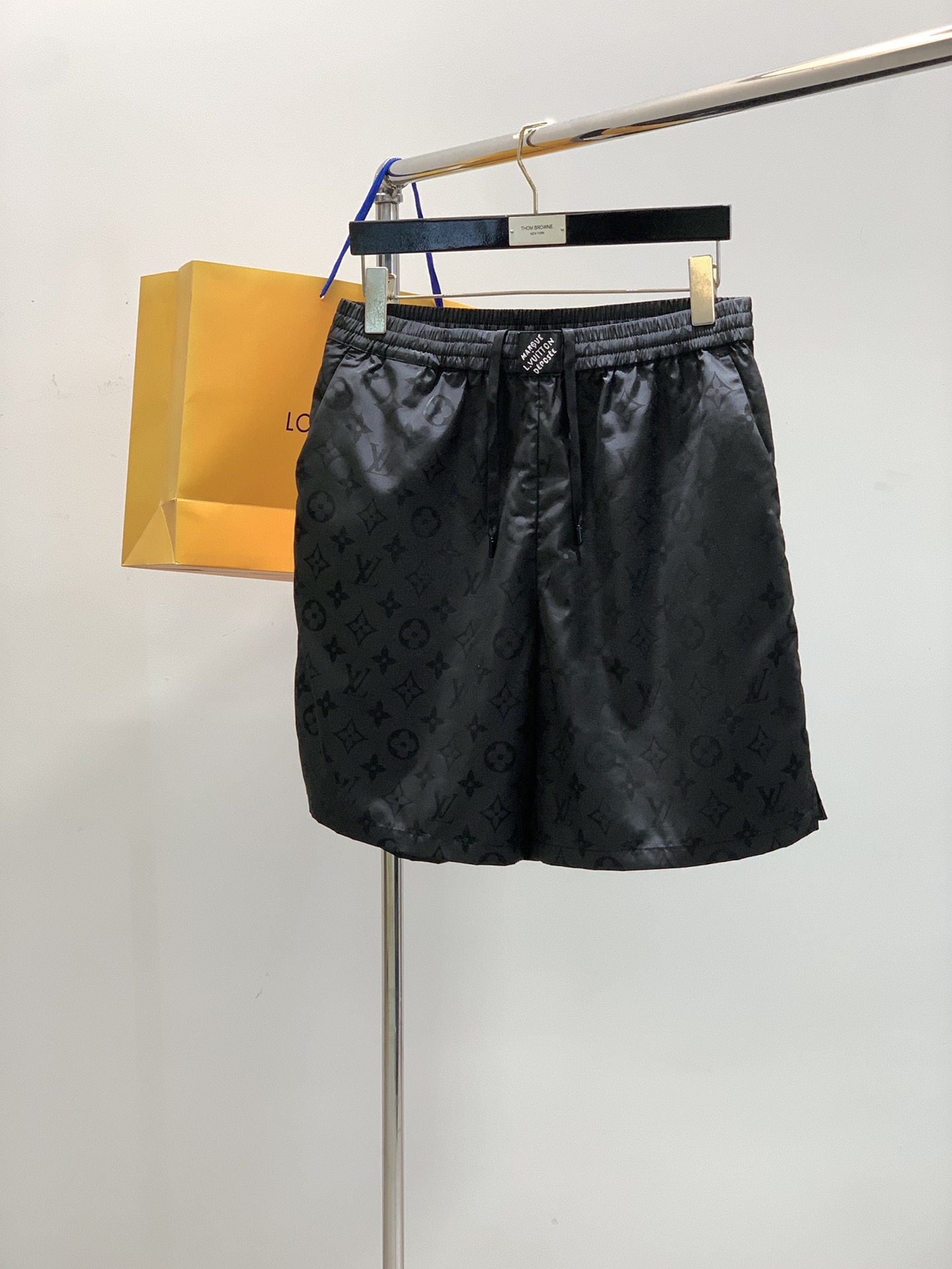 NO:151637,,LouisVuitton, the latest summer model, available at the counter at the same time, original orders, fashionable casual suits, and very distinctive on the upper body!  Eye-catching and highlighted, imported original fabric, top-grade embroidery craft letter pattern decorative logo, simple but not lacking in fashion, classic and atmospheric, comfortable and breathable, handsome and stylish on the upper body, S-XL,, louis vuitton, louis vuitton, alexander wang19860909,LouisVuitton 路易威登,夏季最新款,专柜同步有售,原单狠货,时尚休闲套装,上身很有特点！吸睛而有亮点,进口原版面料,顶级刺绣工艺字母图案装饰Logo,简单而不失时尚,经典大气,舒适透气,上身帅气有型,码数S-XL,,louis vuitton,louis vuitton,alexander wang,Men's clothing