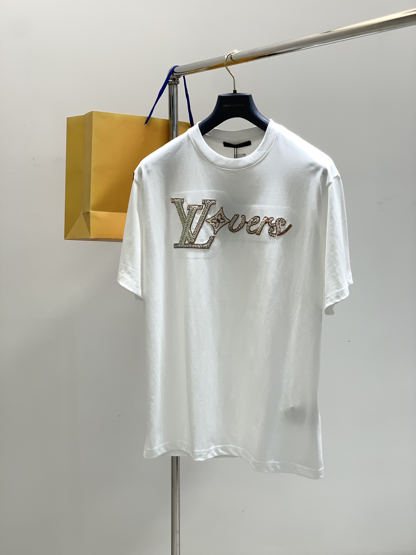 NO:154284,,LouisVuitton, the latest model for summer 2025, available at the counter at the same time, original singles, fashionable and casual round neck short-sleeved T-shirt, very distinctive on the upper body!  Eye-catching and highlighted, imported original fabric, top-grade beaded craft letter pattern decorative logo, simple but not lacking in fashion, classic and atmospheric, comfortable and breathable, handsome and stylish on the upper body, S-L,, louis vuitton, louis vuitton, T-shirt,tees, t-shirt,alexander wang19860909,LouisVuitton 路易威登,2025夏季最新款,专柜同步有售,原单狠货,时尚休闲圆领短袖T恤,上身很有特点！吸睛而有亮点,进口原版面料,顶级珠绣工艺字母图案装饰Logo,简单而不失时尚,经典大气,舒适透气,上身帅气有型,码数S-L,,louis vuitton,louis vuitton,T-shirt,tees，t-shirt,alexander wang,Men's clothing