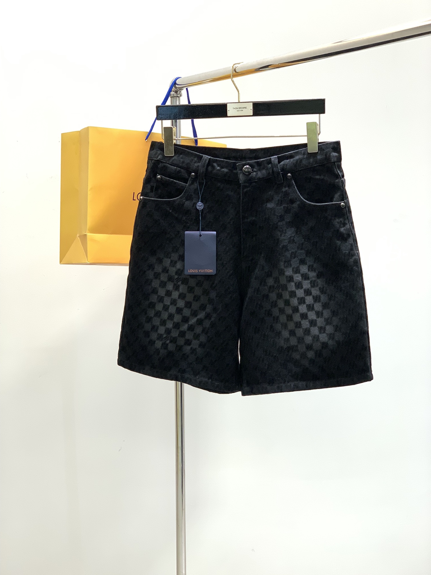 NO:154260,,Louis Vuitton, new summer style for 2025, special counters are available at the same time, original singles, washable casual denim shorts, imported original washable elastic fabric, comfortable and elastic, top-level printing craft letter pattern logo, original hardware and auxiliary decoration, unique design, comfortable and breathable, top body handsome, S-XL,,louis vuitton,louis vuitton, shorts,alexander wang19860909,LouisVuitton 路易威登,2025夏季新款,专柜同步有售,原单狠货,水洗休闲牛仔短裤,进口原版水洗弹力面料,舒适有弹性,顶级印花工艺字母图案logo,原版五金辅料装饰,独特设计,舒适透气,上身帅气十足,码数S-XL,,louis vuitton,louis vuitton,shorts,alexander wang,Men's clothing