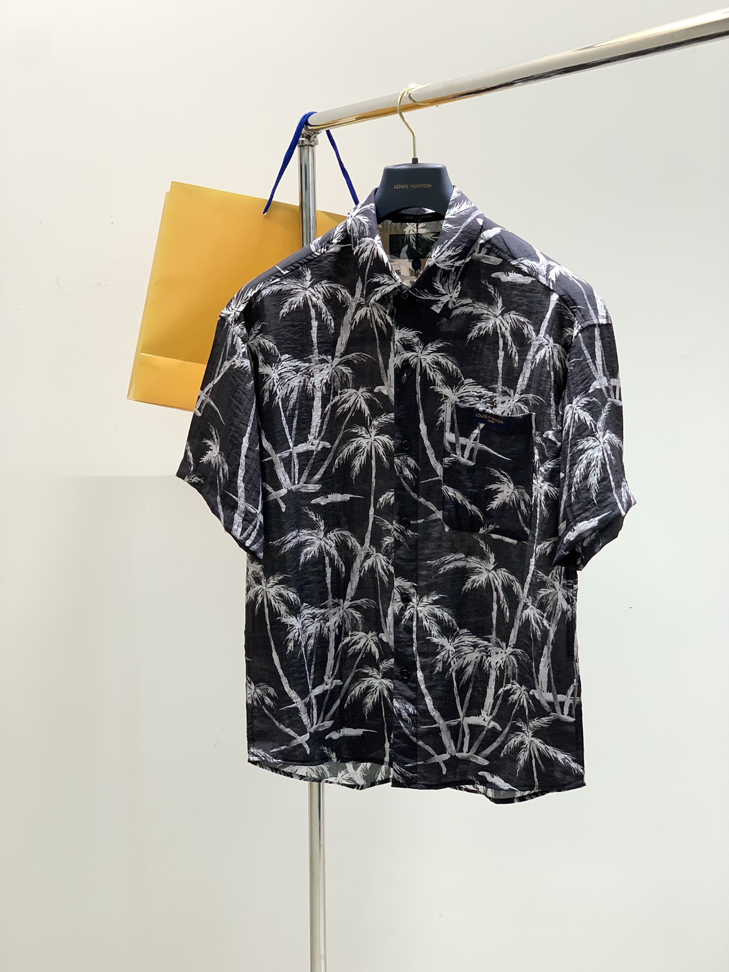 NO:154277,,LouisVuitton, the latest model for summer 2025, available at the counter at the same time, original singles, fashionable and casual round neck short-sleeved T-shirt, very distinctive on the upper body!  Eye-catching and highlighted, imported original fabric, top-grade embroidery craft letter pattern decorative logo, simple but not lacking in fashion, classic and atmospheric, comfortable and breathable, handsome and stylish on the upper body, 2 colors recommended, code number M-2XL,, louis vuitton, louis vuitton, T-shirt,tees, t-shirt,alexander wang19860909,LouisVuitton 路易威登,2025夏季最新款,专柜同步有售,原单狠货,时尚休闲圆领短袖T恤,上身很有特点！吸睛而有亮点,进口原版面料,顶级刺绣工艺字母图案装饰Logo,简单而不失时尚,经典大气,舒适透气,上身帅气有型,2色推荐,码数M-2XL,,louis vuitton,louis vuitton,T-shirt,tees，t-shirt,alexander wang,Men's clothing