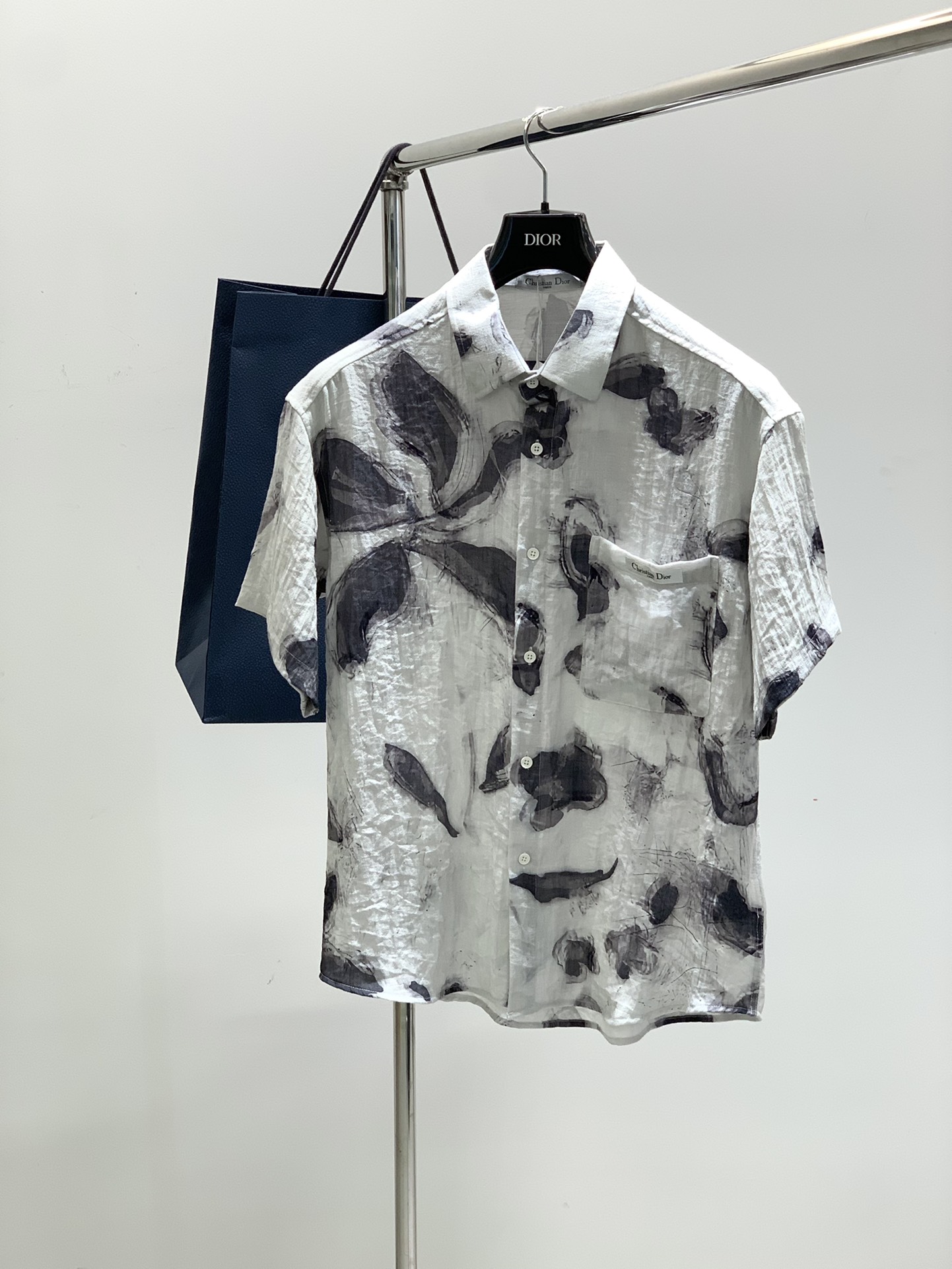 NO:151652,,Dior Dior, new summer products, available at the same time for counters, simple and fashionable casual short-sleeved shirts, original imported fabrics, comfortable and breathable, top-grade embroidery craft letter pattern logo, extremely high-end, unique design, fashionable and handsome on the upper body!  Code number M-2XL, dior, dior,shirts, T-shirt, alexander wang19860909,Dior 迪奥, 夏季新品,专柜同步有售,简约时尚休闲短袖衬衫,原版进口面料,舒适透气,顶级刺绣工艺字母图案logo,档次极高,独特设计,上身时尚帅气！码数M-2XL,,dior,dior,shirts,T-shirt,alexander wang,Men's clothing