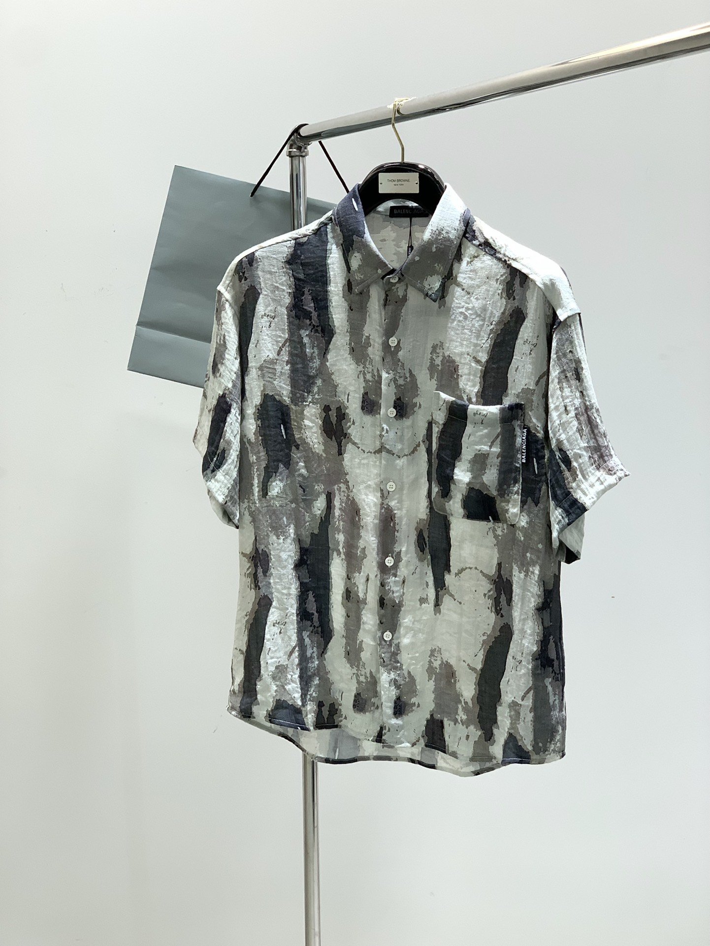 NO:159203,,Balenciaga Balenciaga, the latest summer model, the counter is available at the same time, original singles, hot and fashionable casual short-sleeved shirts, imported original fabrics, unique design, top-grade embroidery craft letter pattern decorative logo, simple and fashionable, handsome upper body, complete three standards, code M-2XL,,balenciaga,balenciaga,shirts,T-shirt,alexander wang19860909,Balenciaga 巴黎世家,夏季最新款,专柜同步有售,原单狠货,爆款时尚休闲短袖衬衫,进口原版面料,独特设计,顶级刺绣工艺字母图案装饰logo,简约时尚 ,上身帅气,三标齐全,码数M-2XL,,balenciaga,balenciaga,shirts,T-shirt,alexander wang,Men's clothing