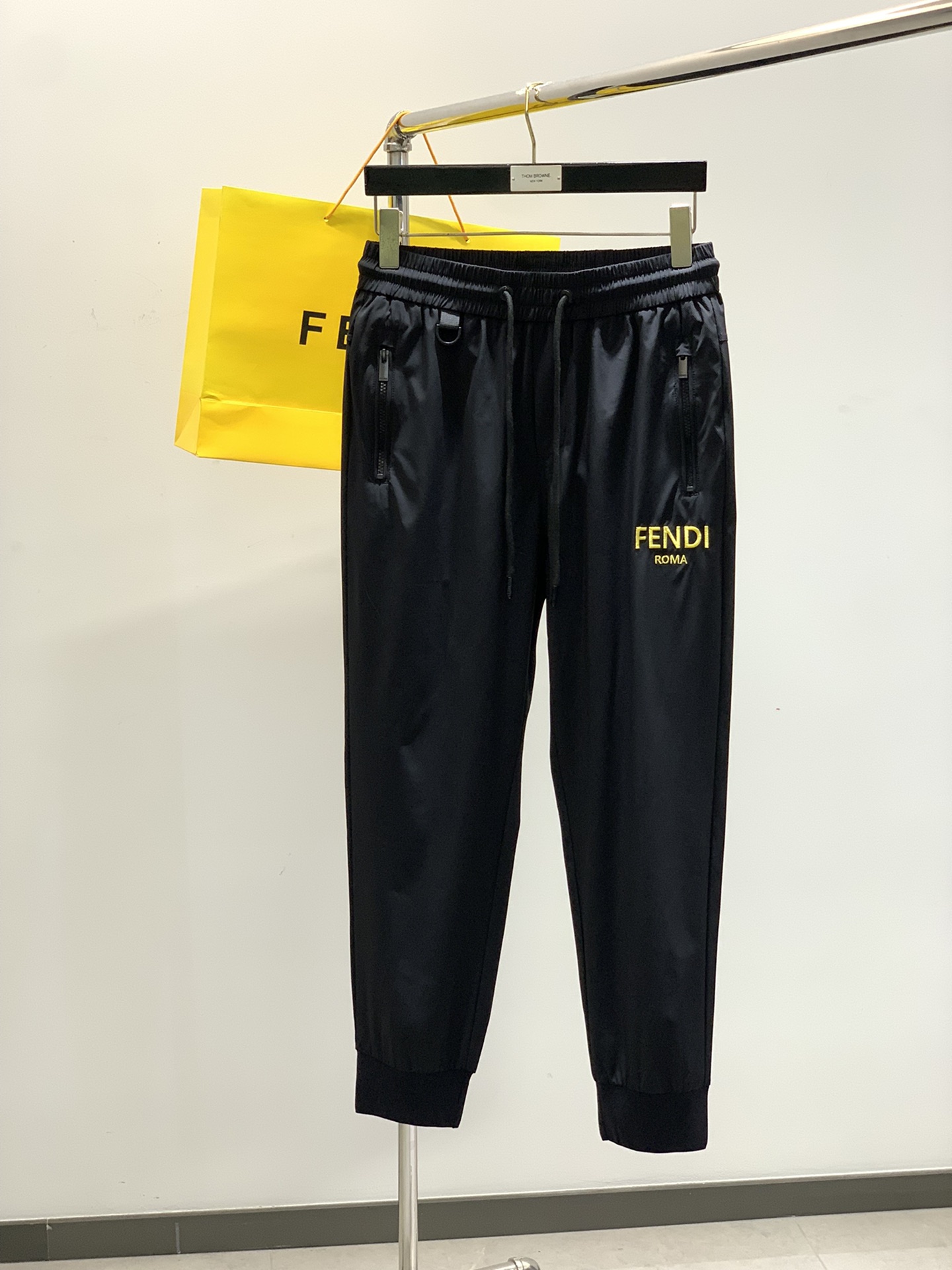 NO:151658,,FENDI Fendi, the latest spring products, the counter is available at the same time, original single goods, fashionable casual pants, imported original fabrics, unique design, comfortable and breathable upper body, top-grade embroidery craft letter pattern decoration logo, original hardware and auxiliary materials decoration, extremely high grade, handsome upper body, 3 colors recommendation, code number M-3XL,,fendi,fendi,alexander wang19860909,FENDI 芬迪,春季最新品,专柜同步有售,原单狠货,时尚休闲裤,进口原版面料,独特设计,上身舒适透气,顶级刺绣工艺字母图案装饰logo,原版五金辅料装饰,档次极高,上身帅气十足,3色推荐,码数M-3XL,,fendi,fendi,alexander wang,Men's clothing