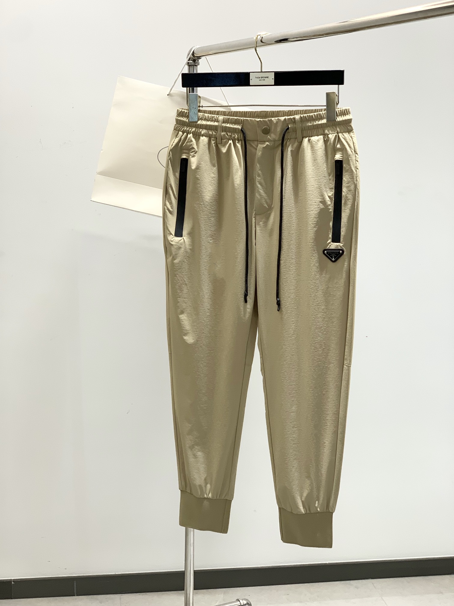 NO:154274,,PRADA Prada, the latest products for spring 2025, available at the same time for counters, fashionable casual pants, imported original fabrics, extremely complex workmanship, the only channel that can be used as a purchasing agent level, top-level glue printing craft letter pattern logo, original hardware and auxiliary materials decoration, extremely high grade, comfortable and versatile, handsome and stylish on the upper body, 3 colors recommendation, code number M-3XL,,prada,prada,alexander wang19860909,PRADA 普拉达,2025春季最新品,专柜同步有售,时尚休闲裤,进口原版面料,做工极为复杂,唯一可以做代购级别的渠道狠货,顶级印胶工艺字母图案logo,原版五金辅料装饰,档次极高,舒适百搭,上身帅气有型,3色推荐,码数M-3XL,,prada,prada,alexander wang,Men's clothing