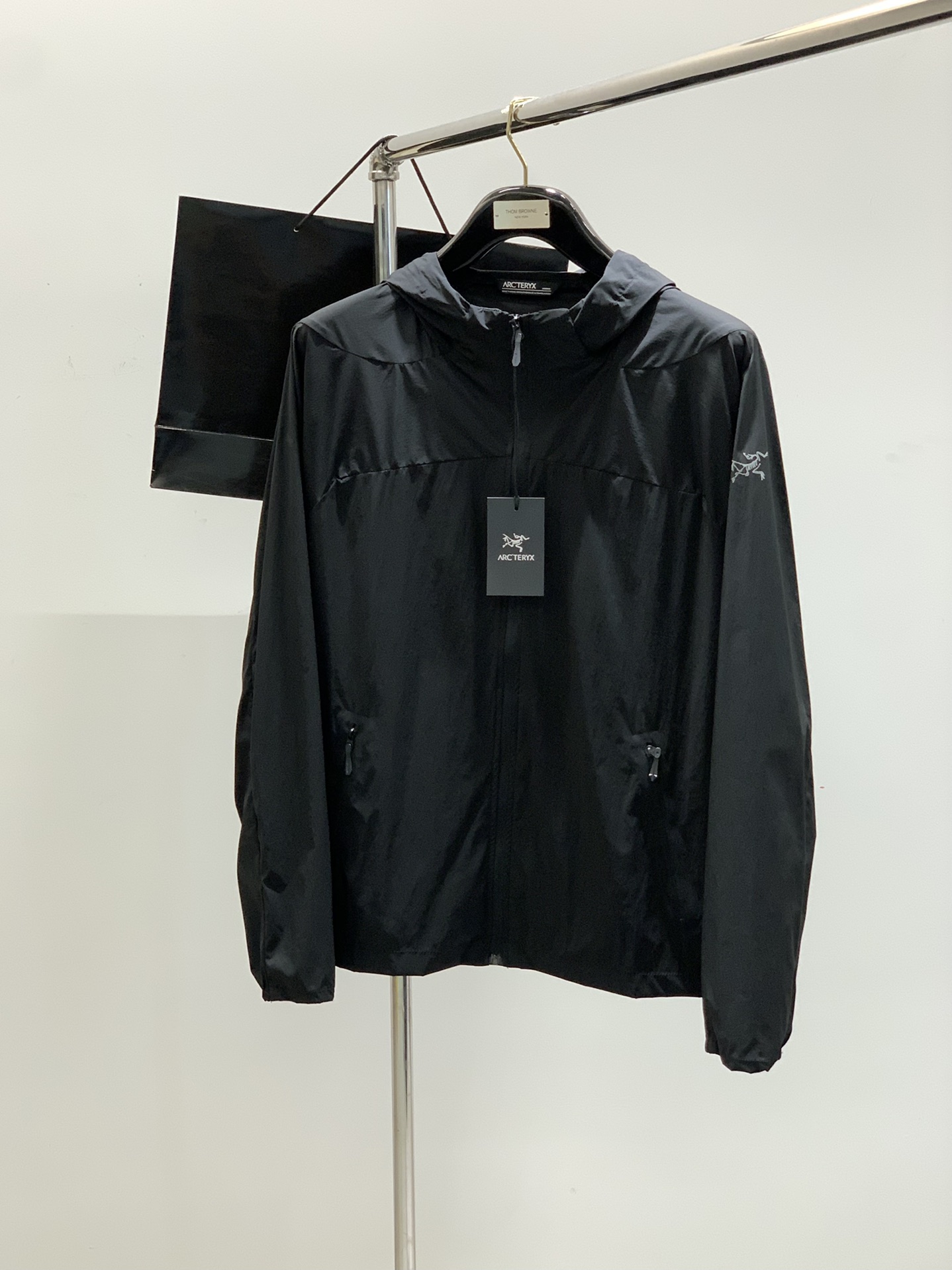 NO:154287,,ARCTERYX Archaeopteryx, 2025 spring AW new product, fashionable and casual hooded jacket, special counters are available at the same time, original singles, imported original fabrics, extremely complex craftsmanship, quite elegant and fashionable visuals, noble and elegant, from the main fabric to the detailed craftsmanship, highlighting the ingenuity of fashion, 2 colors recommendations, code number M-3XL, arc'teryx, jackets & coats,hats,alexander wang19860909,ARCTERYX 始祖鸟,2025春季AW新品,时尚休闲连帽外套,专柜同步有售,原单狠货,进口原版面料,工艺极度复杂,视觉相当雅致时髦,高贵而优雅,从主体面料到细节工艺,彰显时装的匠心所在,2色推荐,码数M-3XL,arc'teryx,jackets & coats,hats,alexander wang,Men's clothing