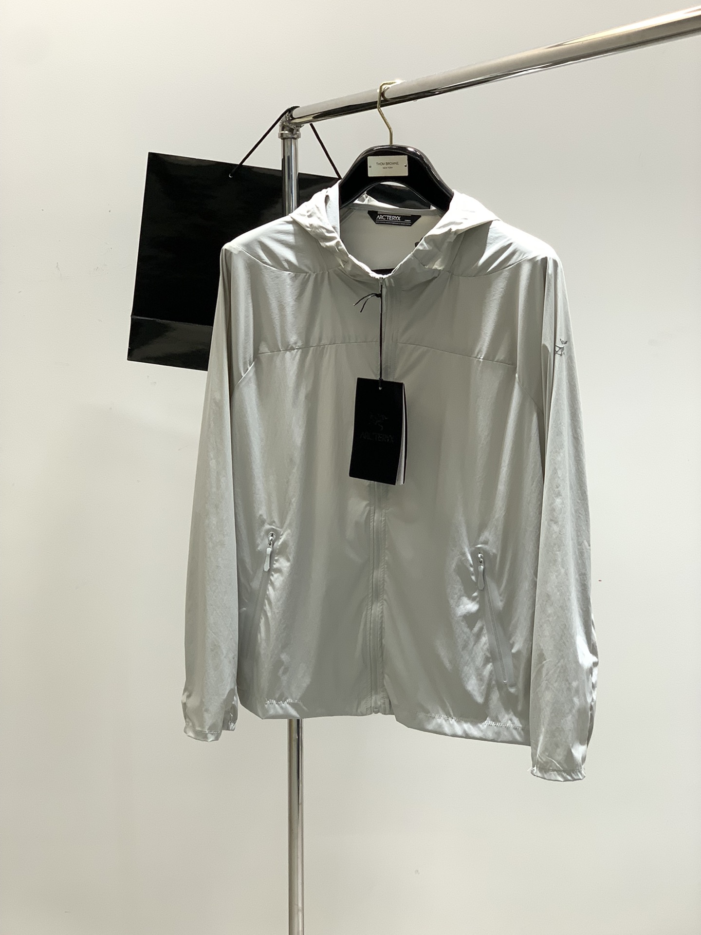 NO:410552,,ARCTERYX Archaeoptera bird, new spring AW product, fashionable and casual hooded jacket, available at the same time for counters, original singles, imported original fabrics, extremely complex craftsmanship, quite elegant and fashionable visuals, noble and elegant, from the main fabric to the detailed craftsmanship, showing the ingenuity of fashion, 2 colors recommendation, code number M-3XL, arc'teryx, jackets & coats,hats,alexander wang19860909,ARCTERYX 始祖鸟,春季AW新品,时尚休闲连帽外套,专柜同步有售,原单狠货,进口原版面料,工艺极度复杂,视觉相当雅致时髦,高贵而优雅,从主体面料到细节工艺,彰显时装的匠心所在,2色推荐,码数M-3XL,arc'teryx,jackets & coats,hats,alexander wang,Men's clothing