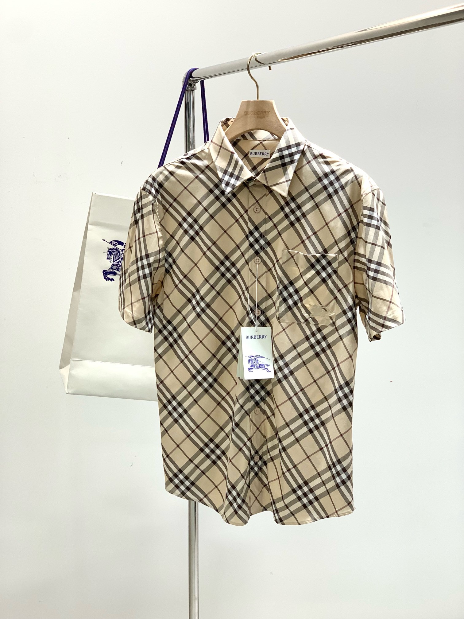 NO:154294,,Burberry Burberry, the latest summer products in 2025, available at the counter at the same time, original singles, fashionable and casual short-sleeved shirts, imported original fabrics, comfortable and breathable upper body, top-grade embroidery craft letter pattern decorative logo, extremely high grade, comfortable and versatile, handsome upper body, S-XL, burberry, burberry, shirts, T-shirt, alexander wang19860909,Burberry 巴宝莉,2025夏季最新品,专柜同步有售,原单狠货,时尚休闲短袖衬衫,进口原版面料,上身舒适透气,顶级刺绣工艺字母图案装饰logo,档次极高,舒适百搭,上身帅气十足,码数S-XL,,burberry,burberry,shirts,T-shirt,alexander wang,Men's clothing