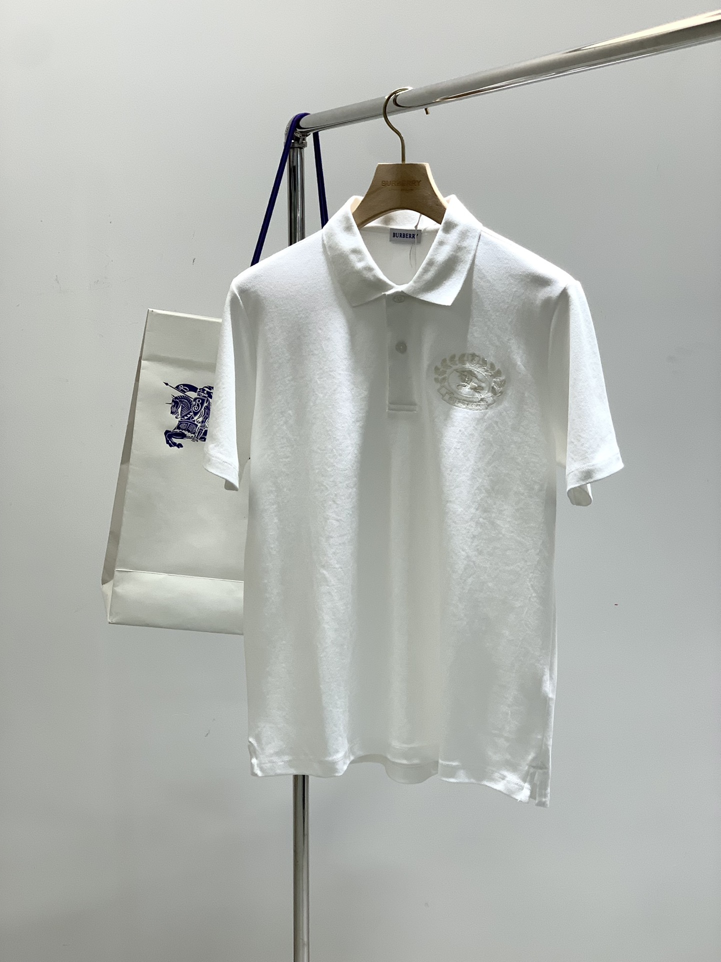 NO:154289,,Burberry Burberry, the latest summer products in 2025, available at the counter at the same time, original singles, fashionable and casual lapel short-sleeved T-shirt, imported original fabric, comfortable and breathable upper body, top-grade embroidery craft letter pattern decoration logo, extremely high grade, comfortable and versatile, handsome upper body, 2 colors recommendation, code number M-2XL, ,burberry, burberry, T-shirt,tees, t-shirt,alexander wang19860909,Burberry 巴宝莉,2025夏季最新品,专柜同步有售,原单狠货,时尚休闲翻领短袖T恤,进口原版面料,上身舒适透气,顶级刺绣工艺字母图案装饰logo,档次极高,舒适百搭,上身帅气十足,2色推荐,码数M-2XL,,burberry,burberry,T-shirt,tees，t-shirt,alexander wang,Men's clothing