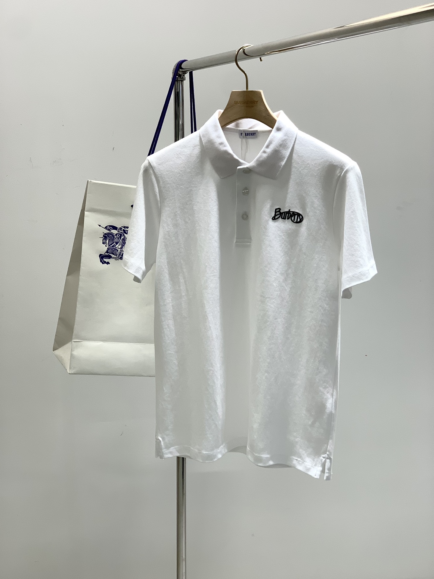 NO:151662,,Burberry Burberry, the latest summer products, available at the counter at the same time, original singles, fashionable and casual lapel short-sleeved T-shirt, imported original fabric, comfortable and breathable upper body, top-grade embroidery craft letter pattern decoration logo, extremely high grade, comfortable and versatile, handsome upper body, 2 colors recommendation, code number M-2XL, ,burberry, burberry, T-shirt,tees, t-shirt,alexander wang19860909,Burberry 巴宝莉,夏季最新品,专柜同步有售,原单狠货,时尚休闲翻领短袖T恤,进口原版面料,上身舒适透气,顶级刺绣工艺字母图案装饰logo,档次极高,舒适百搭,上身帅气十足,2色推荐,码数M-2XL,,burberry,burberry,T-shirt,tees，t-shirt,alexander wang,Men's clothing