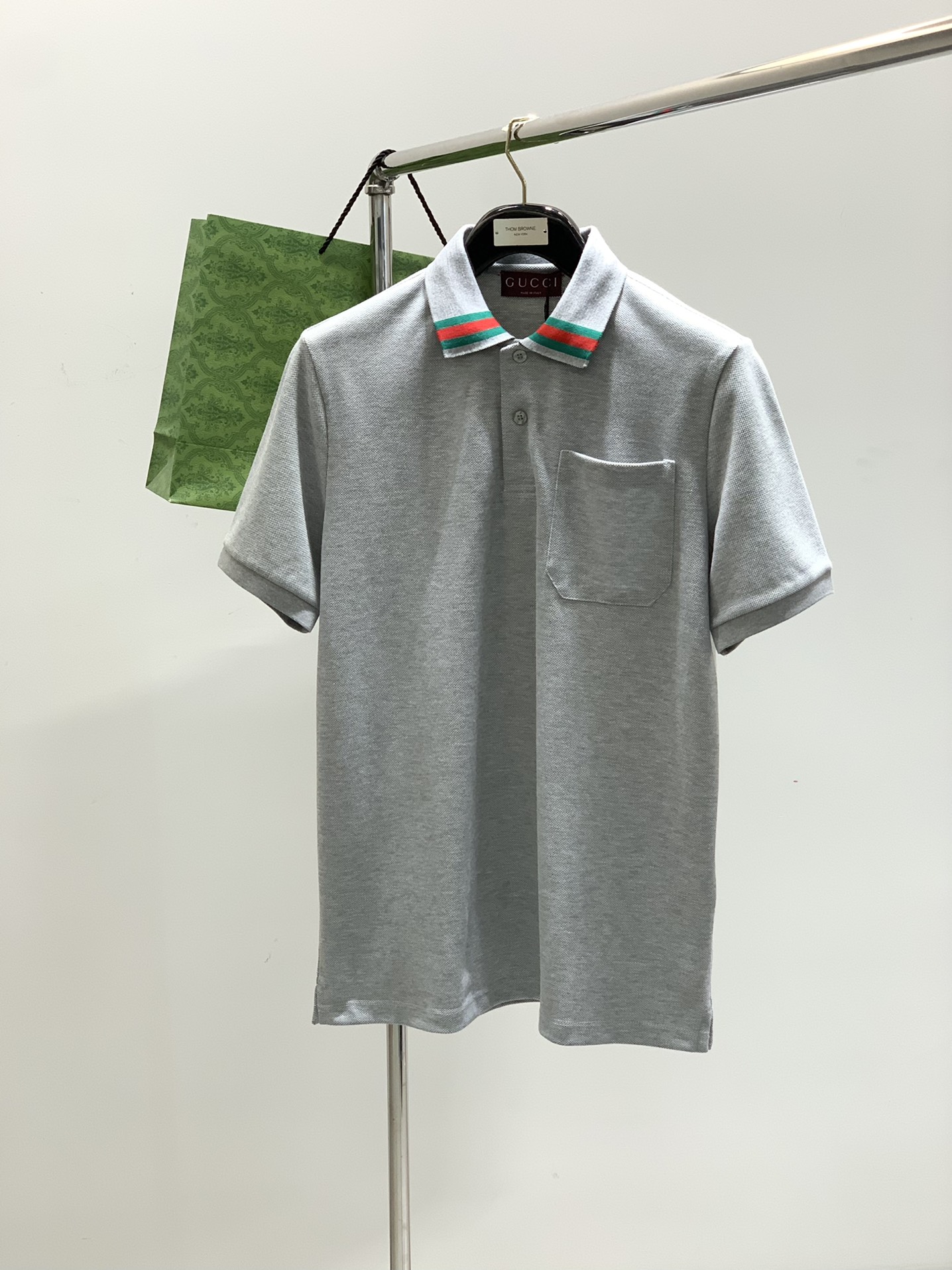 NO:154282,,Gucci, the latest model for summer 2025, available at the counter at the same time, original single product, fashionable and casual lapel short-sleeved T-shirt, very distinctive on the upper body!  Eye-catching and highlighted, imported original fabric, top-level printing craft letter pattern decorative logo, simple but not lacking in fashion, classic and atmospheric, comfortable and breathable, handsome and stylish on the upper body, code M-2XL, gucci, gucci, T-shirt, tees, t-shirt, alexander wang19860909,Gucci 古驰,2025夏季最新款,专柜同步有售,原单狠货,时尚休闲翻领短袖T恤,上身很有特点！吸睛而有亮点,进口原版面料,顶级印花工艺字母图案装饰Logo,简单而不失时尚,经典大气,舒适透气,上身帅气有型,码数M-2XL,,gucci,gucci,T-shirt,tees，t-shirt,alexander wang,Men's clothing