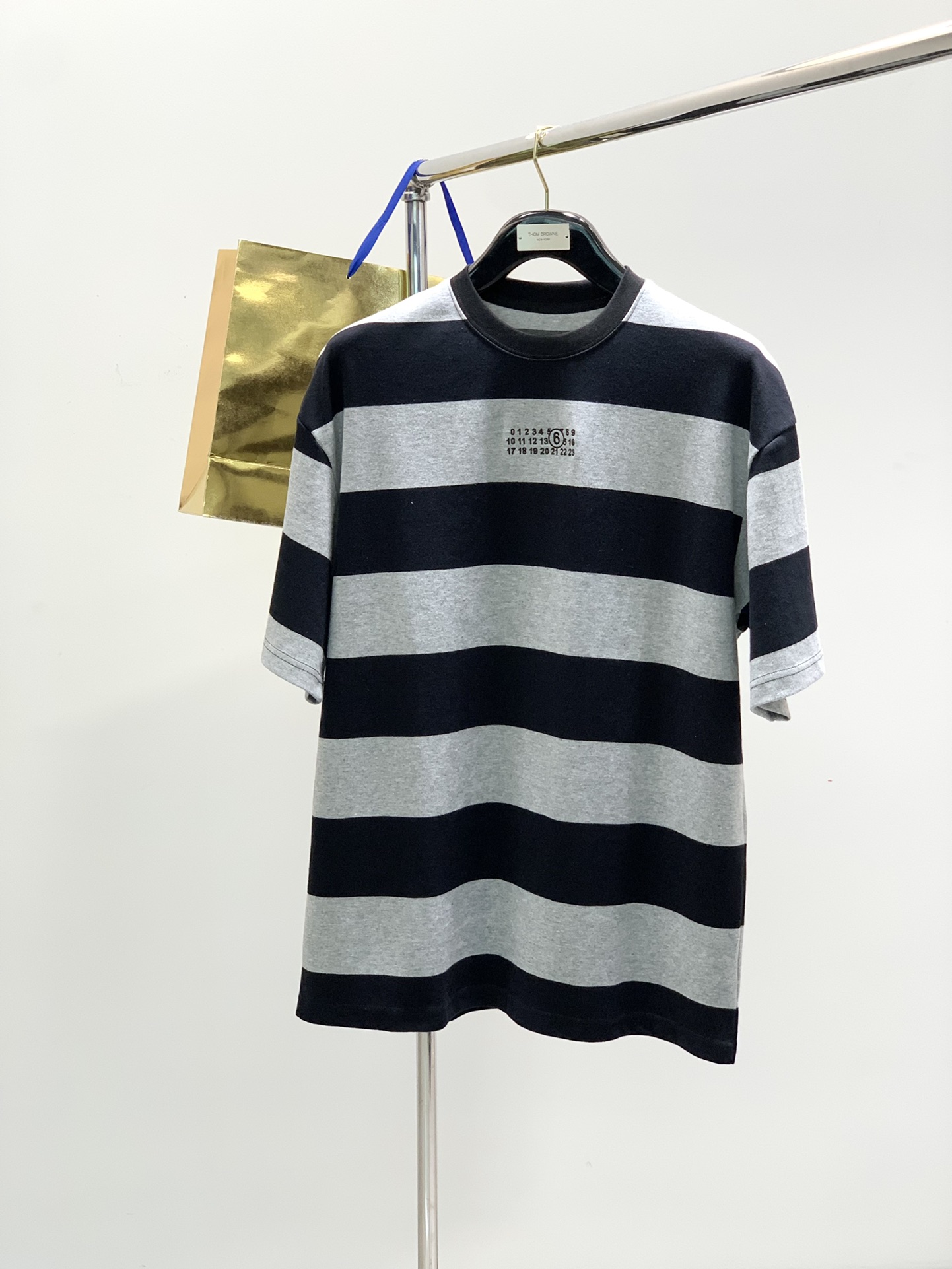 NO:151676,,Maison Margiela, the latest summer products, available at the counter at the same time, original singles, fashionable and casual round neck short-sleeved T-shirt, comfortable on the upper body!  It is eye-catching and has highlights. It uses imported original fabrics and top-grade embroidery craft letter pattern logo. It is simple but not lacks fashion, and the upper body is very handsome!  2 colors recommended, code number M-2XL,,masion margiela,T-shirt,tees,t-shirt,alexander wang19860909,Maison Margiela马吉拉,夏季最新品,专柜同步有售,原单狠货,时尚休闲圆领短袖T恤,上身舒适！吸睛而有亮点,采用进口原版面料,顶级刺绣工艺字母图案logo,简单而不失时尚,上身帅气十足！2色推荐,码数M-2XL,,masion margiela,T-shirt,tees，t-shirt,alexander wang,Men's clothing