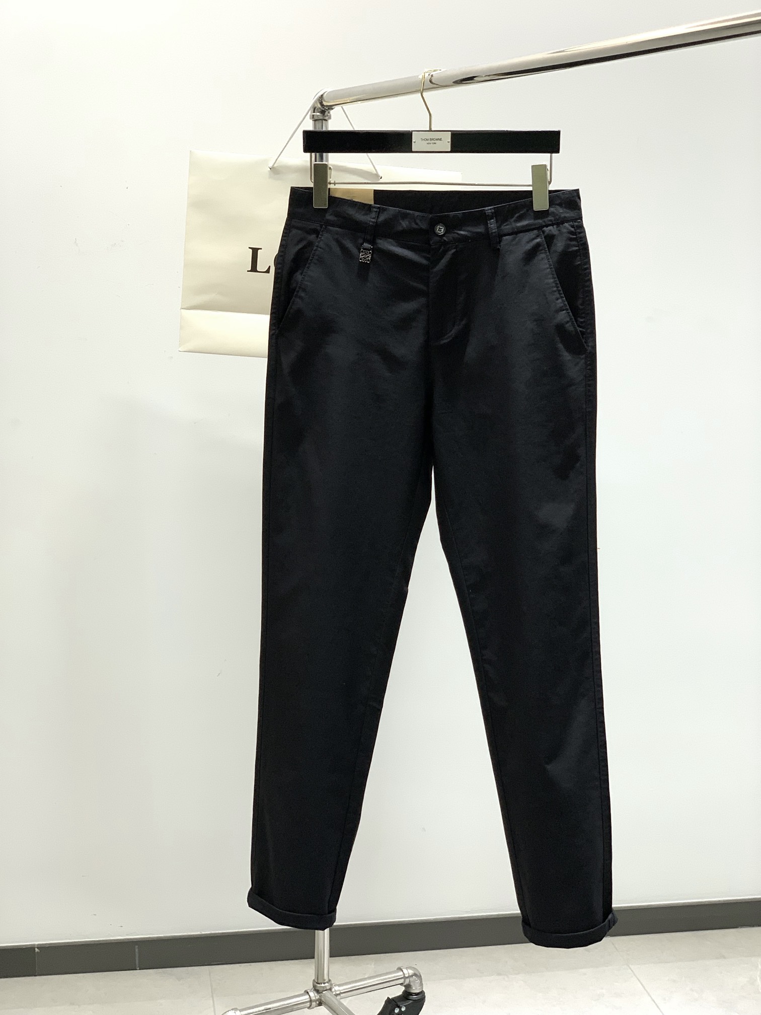 NO:154291,Black color, khaki, navy blue, double temperament Loewe Pure business style trousers... Imported fabric casual trousers, brand logo design behind it, comfortable upper body... absolutely sufficient tone. Size 30-40 without 37 39,,loewe,alexander wang19860909颜色黑色,卡其,藏青 ,气质翻倍 罗意威 纯正商务风格的西裤.....进口面料 休闲西裤,背后品牌标志设计,上身舒适..腔调绝对足.尺码30-40无37 39,,loewe,alexander wang,Men's clothing