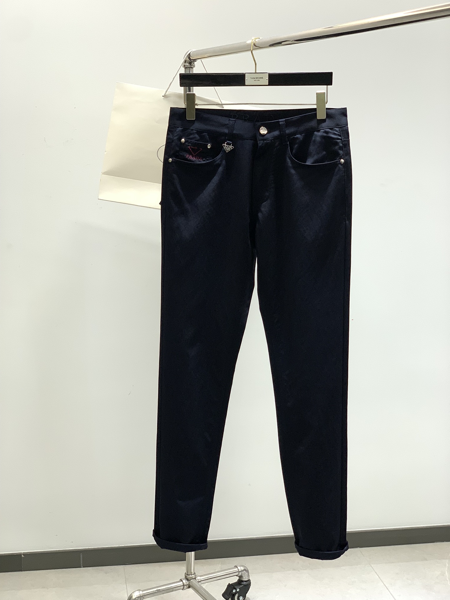 NO:151670,Black color, navy blue, double temperament Prada pure business style trousers... Imported fabric casual trousers, brand logo design behind it, comfortable upper body... absolutely sufficient tone. Size 30-40 without 37 39,,prada,alexander wang19860909颜色黑色,藏青 ,气质翻倍 普拉达 纯正商务风格的西裤.....进口面料 休闲西裤,背后品牌标志设计,上身舒适..腔调绝对足.尺码30-40无37 39,,prada,alexander wang,Men's clothing