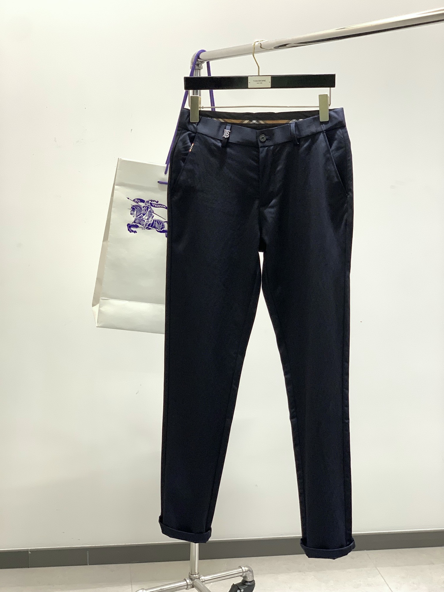 NO:154267,Black color, navy blue, double temperament BBR pure business style trousers... Imported fabric casual trousers, brand logo design behind it, comfortable upper body... absolutely sufficient tone. Size 30-40 without 37 39,,alexander wang19860909颜色黑色,藏青 ,气质翻倍 BBR纯正商务风格的西裤.....进口面料 休闲西裤,背后品牌标志设计,上身舒适..腔调绝对足.尺码30-40无37 39,,alexander wang,Men's clothing