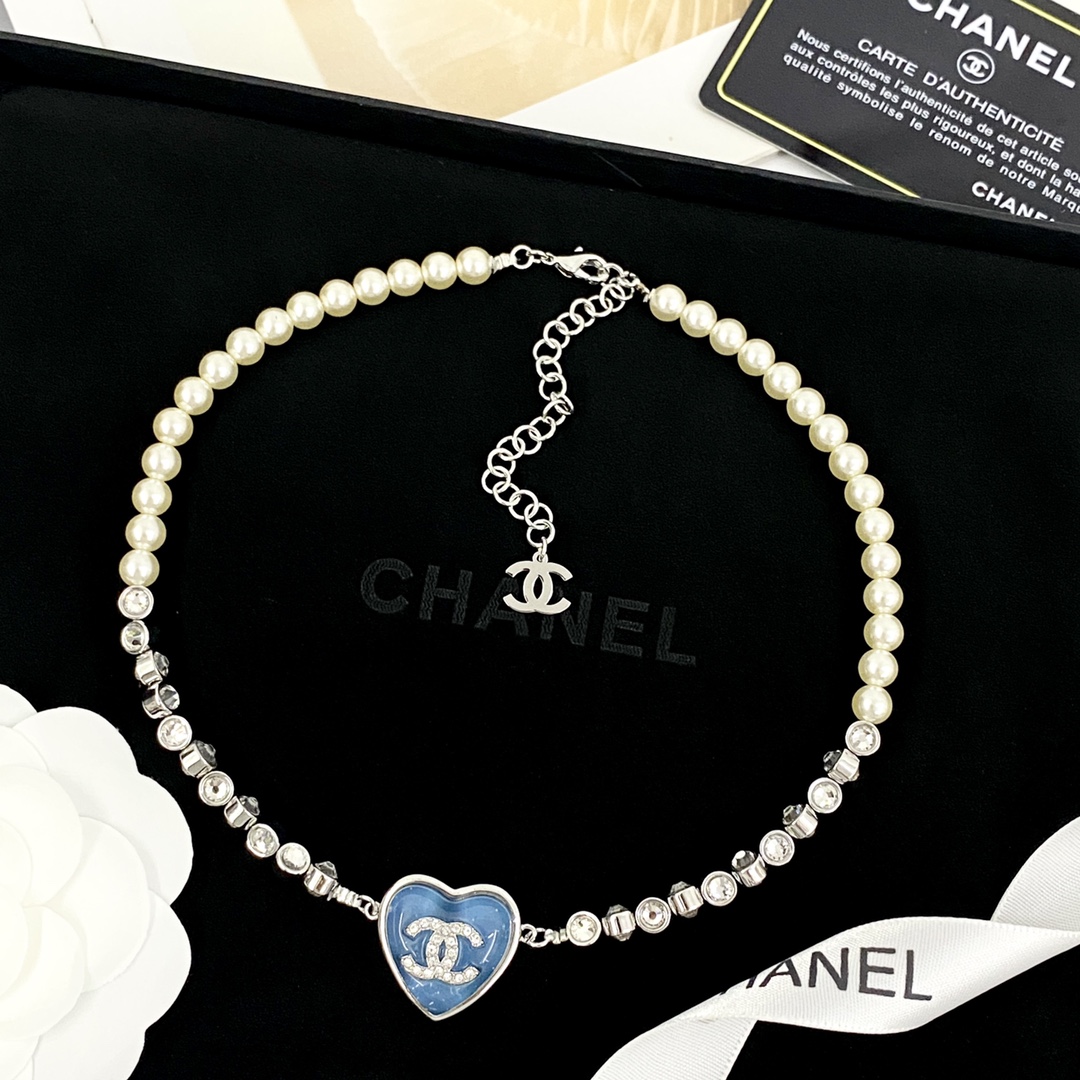 Collier Chanel avec Perles, Strass et Pendentif Cœur Bleu