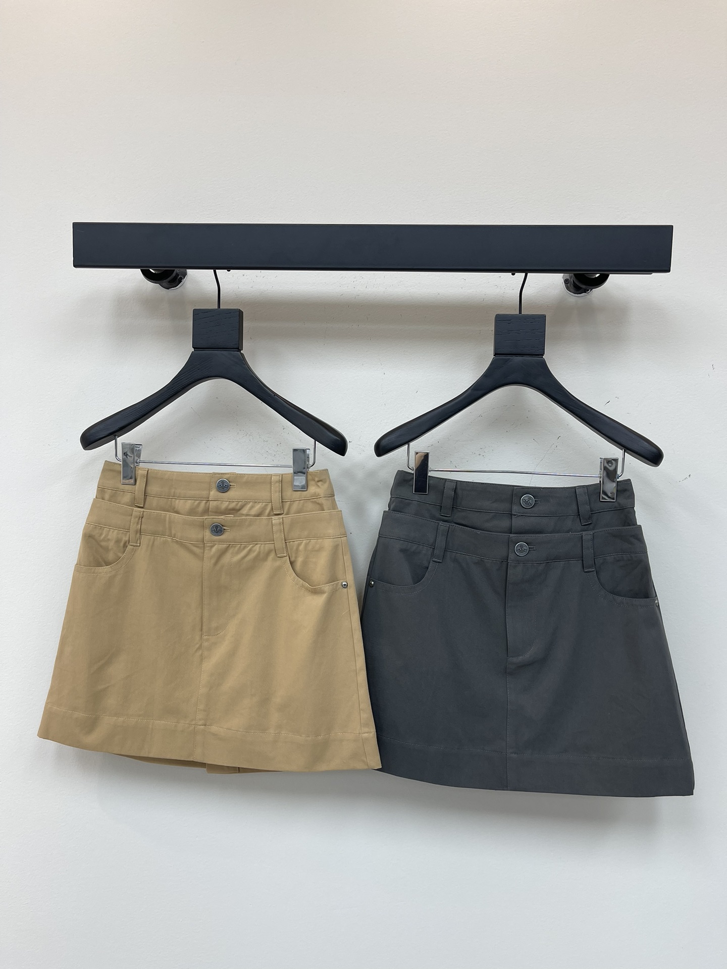 NO:334100,Queen Mother* Heavy Industry double-waisted skirt is made of high-end customized fabric, which is very comfortable to wear, conventional design, good inclusiveness, color system adds visual charm, and the pattern of the pants will be very delicate, which is a very good fabric. The cloth surface is soft and the feel is very smooth, making it a favorite choice for everyone. Coffee Gray Green SML, skirts, alexander wang19860909西太后* 重工双腰头半裙采用高端定制面料,质感穿起来非常舒适,常规设计,包容性好,色系增添视觉魅力,而且裤子的纹路会非常细腻,是非常好的面料 布面光泽柔和,手感也非常细滑,成为众人最爱的选择 咖色 灰绿 SML,,skirts,alexander wang,Women's clothing