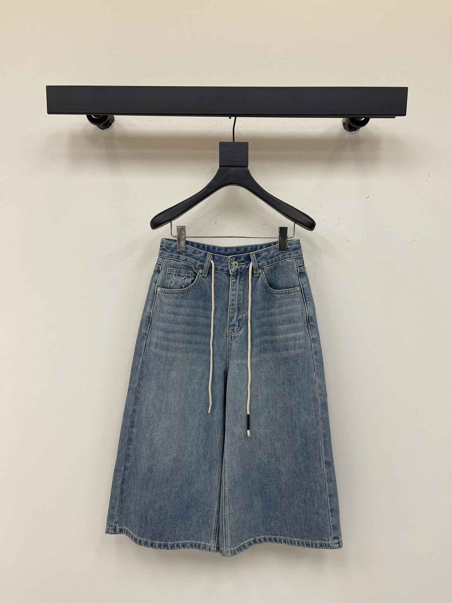 NO:334103,MM6 Classic drawstring five-point jeans. You must arrange a pair of mid-pants in summer. They are very casual and can be controlled. They can cover the flesh and make you look slim. It is effortless to make people fashionable. Whether you wear a loose T or a slim T, it is super casual and retro. Blue SML,,masion margiela,jeans,alexander wang19860909MM6 经典抽绳五分牛仔裤 夏天必须得安排一条中裤,休闲范儿十足,大多数都能驾驭,遮肉显瘦 毫不费力让人时髦起来的单品 不管搭宽松T还是修身T都超 随性又复古 蓝色 SML,,masion margiela,jeans,alexander wang,Women's clothing