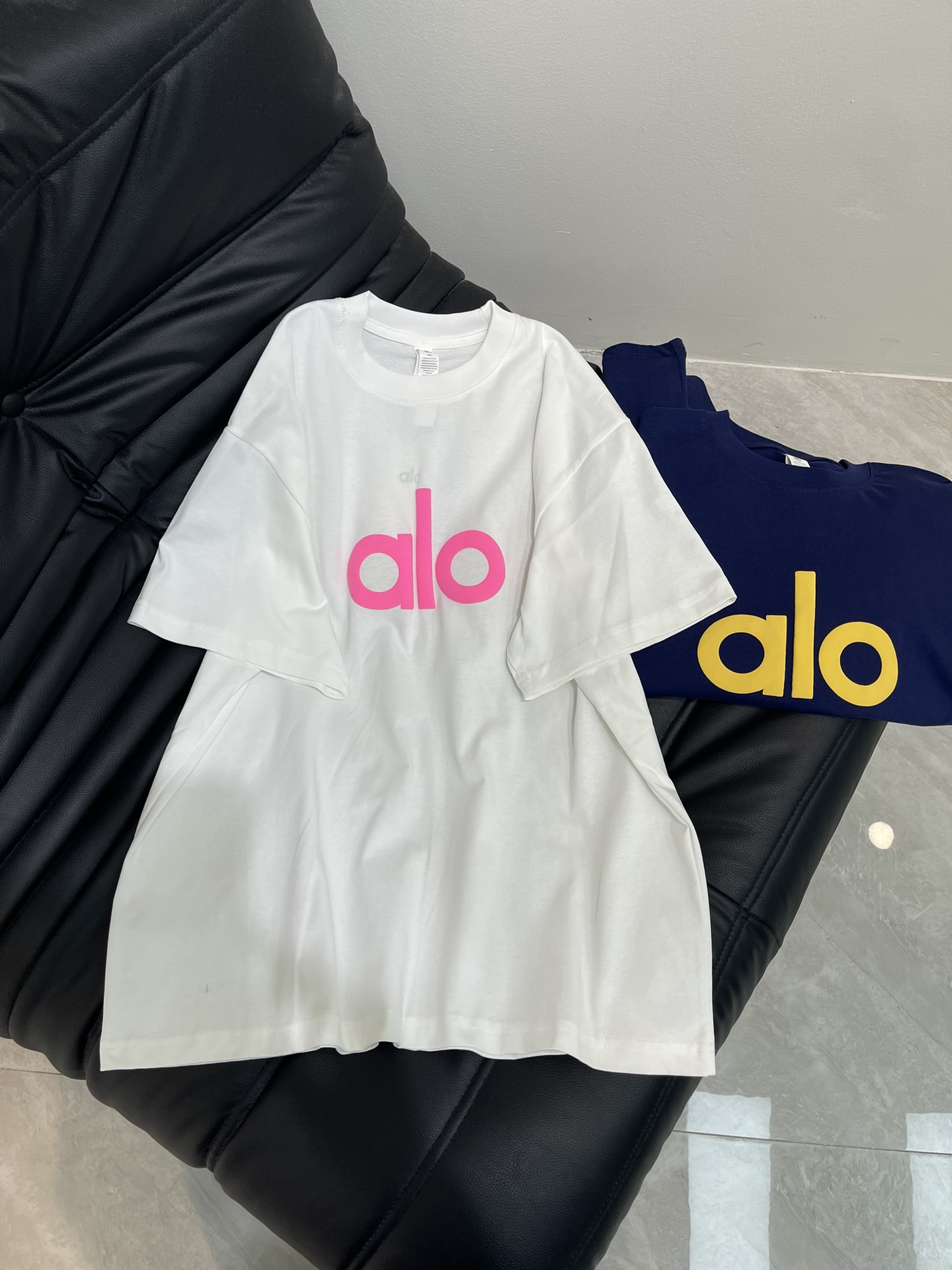 NO:717003,alo*26 new personalized avant-garde item round neck short-sleeved T-shirt. Large foam LOGO technology on the front. Fashionable and high-end cotton fabric, loose oversize version, same style for men and women, exquisite and versatile. S-XL AA, versace, T-shirt, tees, t-shirt,19860909alo*26新款个性前卫单品圆领短袖T恤.前幅发泡大LOGO工艺.时尚又高级全棉面料,宽松oversize版型,男女同款,精致百搭.S-XL AA,,versace,T-shirt,tees，t-shirt,,Women's clothing
