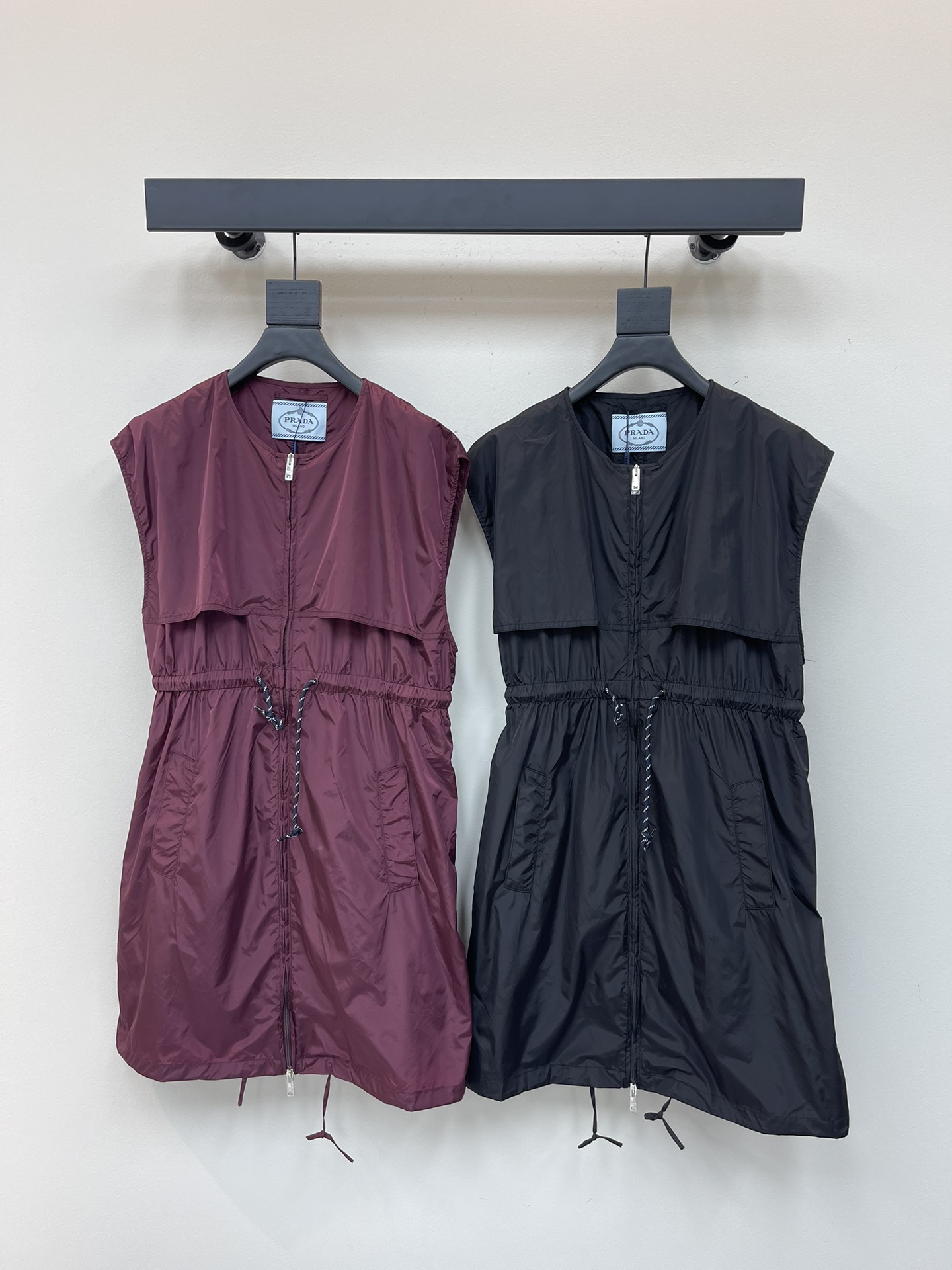 NO:794255,Prad*26 new drawstring waist design burgundy nylon dress. A must-have for sweet and cool girls who go out every day. It is made of technical cloth nylon fabric. The triangle logo on the back is decorated on the upper body, which makes it look handsome. The waist and hem are designed with drawstrings to easily concave the shape. It can be salty or sweet. It is a must-have item for fashionable and sophisticated daily wear. SML AA,, prada, skirts,19860909Prad*26新品抽绳收腰设计酒红色尼龙连衣裙 日常出街甜酷女孩必备 采用科技布尼龙面料 后背三角标装饰上身自带帅气感 腰部和下摆采用抽绳设计轻松凹造型 可盐可甜 时髦精日常穿搭必备单品SML AA,,prada,skirts,,Women's clothing