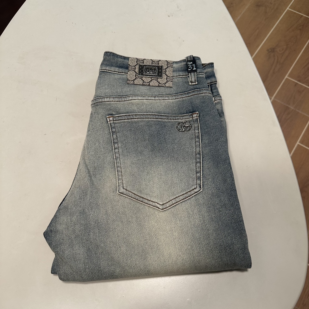 NO:160101,GU Gucci's new spring and summer 2025 new model is available in stock, original single hot jeans are super customized, original hardware, super heavy industry technology, excellent style, impeccable details!  The style is not picky, it is very high-end, and the good products are not waiting for everyone. Take a look at it and start quickly. Size 29-40, gucci, jeans, alexander wang19860909GU 古驰2025春夏新款现货上市,原单爆款牛仔裤超级定制款,原版五金,超级重工工艺,版型超赞细节做工无可挑剔！款式不挑人,特别高档,好货不等人,看中赶紧下手,尺码29-40,,gucci,jeans,alexander wang,Men's clothing