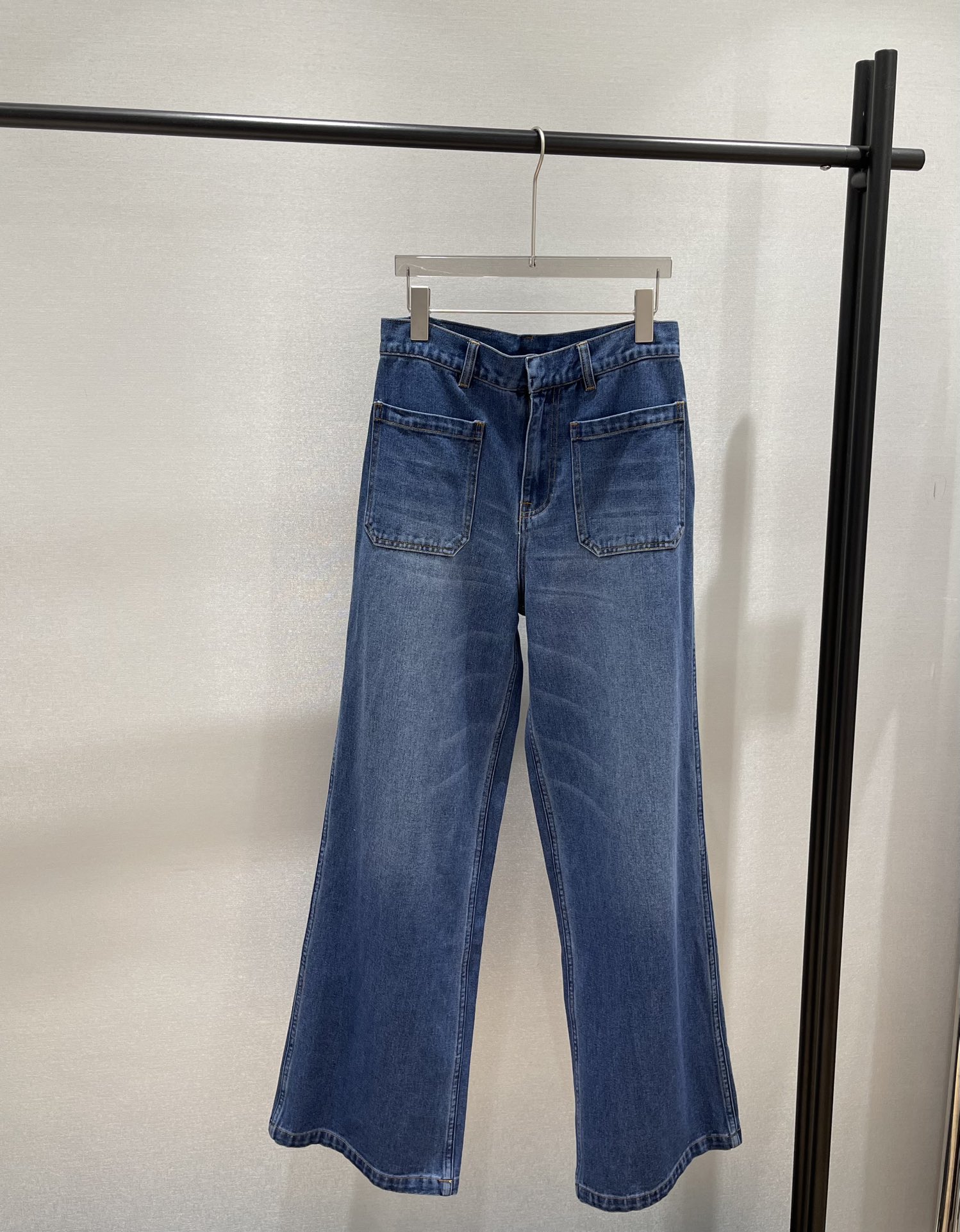 Vintage Wash Straight Leg Jeans with Double Pockets and Logo Detail 4 i1745840598 2227 2
