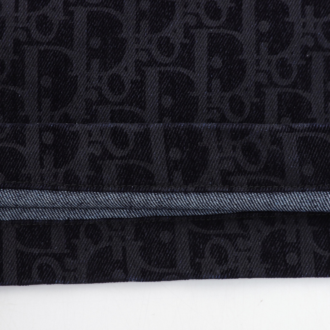 Dior Short Denim con Estampado Oblicuo y Detalle de Logotipo, Edición Limitada 10 i1745843935 2530 8