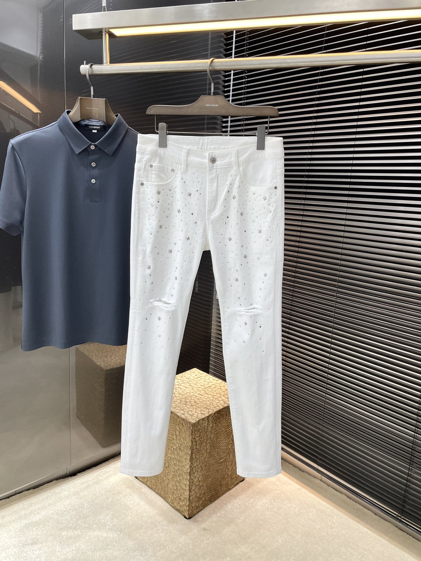 NO:151466,Chrome Hearts (Croxin) new spring and summer jeans imported from Italian haute couture denim fabrics Fashion and casual Regular style Micro-stretch fabrics The fabric is comfortable and soft, breaking through the feel of conventional denim fabrics, not stuffy, and excellent comfort. It is free and versatile. It is washed for a long time and does not deform. The upper body effect is excellent. The elegant and elegant tailoring, the design is constantly innovating, but it always maintains noble and elegant style and taste. The charm of fashion. The small straight piece of the style is fashionable. The counter number is 29-38 (37), ,chrome hearts, chrome hearts, jeans, alexander wang19860909Chrome Hearts（克罗心）春夏季新款牛仔裤 进口意大利高定牛仔面料 时尚休闲 常规版型 微弹力面料 面料舒适柔软,突破常规牛仔的面料手感,不闷热,舒适感极佳.随意百搭 久洗不变形 上身效果极佳.大方优雅的剪裁,设计不断创新却始终保持着高贵优雅的风格和品位 演绎时尚魅惑 版型小直筒 时尚佳品 专柜码数29-38（37）,,chrome hearts,chrome hearts,jeans,alexander wang,Men's clothing