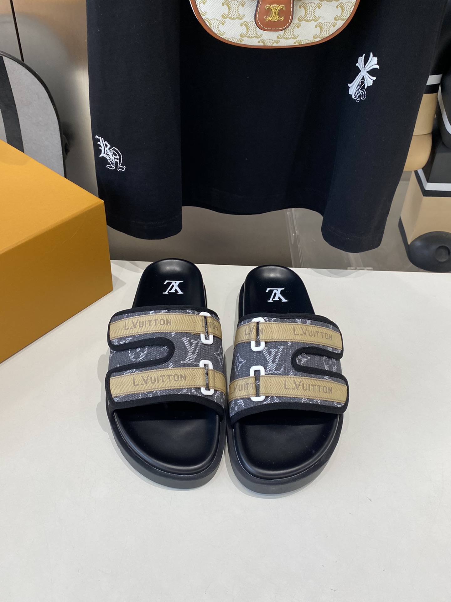 NO:404324,LV | Louis Vuitton 25 2025 Spring and Summer Top Version The counter focuses on the latest LV slippers, hard goods are on the newest BS purchasing level!  Full of high-end feeling!  A popular model from domestic and foreign bloggers, retro and fashionable, beautiful!  Official website main model★ ━━━━━━ t ━━━━━━━━━━━━━━━━━━━━━━━━━━━━━━━━━━━━━━━━━━━━━━━━━━━━━━━━━━━━━━━━━━━━━━━━━━━�19860909LV | 路易威登25 2025春夏新品顶级版本 专柜主打最新款LV 拖鞋 硬货上新 BS代购级别！高级感十足！国内外博主刷爆的一款,复古又时髦上脚美炸了！官网主推款★ ━━━━━ t ━━━━━ 鞋面原版特定面料  内里: 进口混种羊皮 大底原版开模发泡大底 鞋码: 女款35-42.男款39-46,拖鞋,louis vuitton,louis vuitton,slippers,sheepskin,Women's Shoes