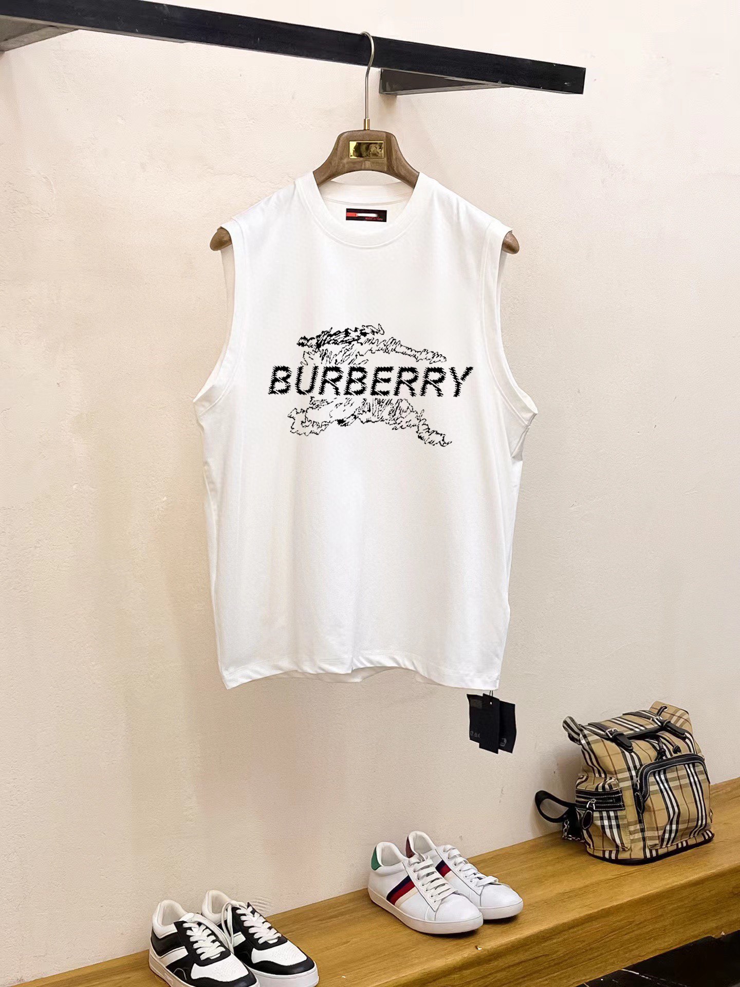 Burberry 品牌【BURBERRY 巴宝莉】2025夏季新品背心T袖 简约款式 任何人都可以轻松驾驶 进口定制丝光棉面料 手软舒适有型 吸汗透气