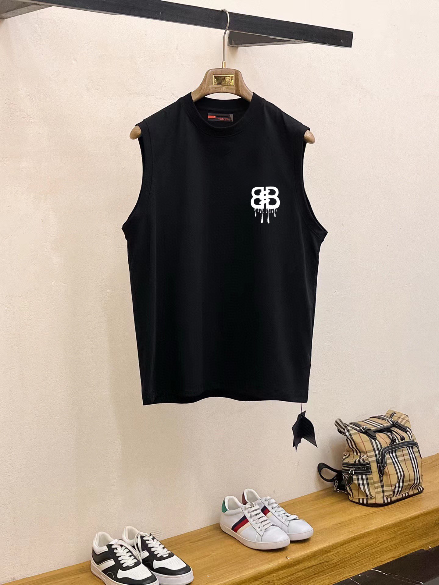Balenciaga 品牌【BALENCIAGA 巴黎世家】2025夏季新品背心T袖 简约款式 任何人都可以轻松驾驶 进口定制丝光棉面料 手软舒适有型 吸汗透气