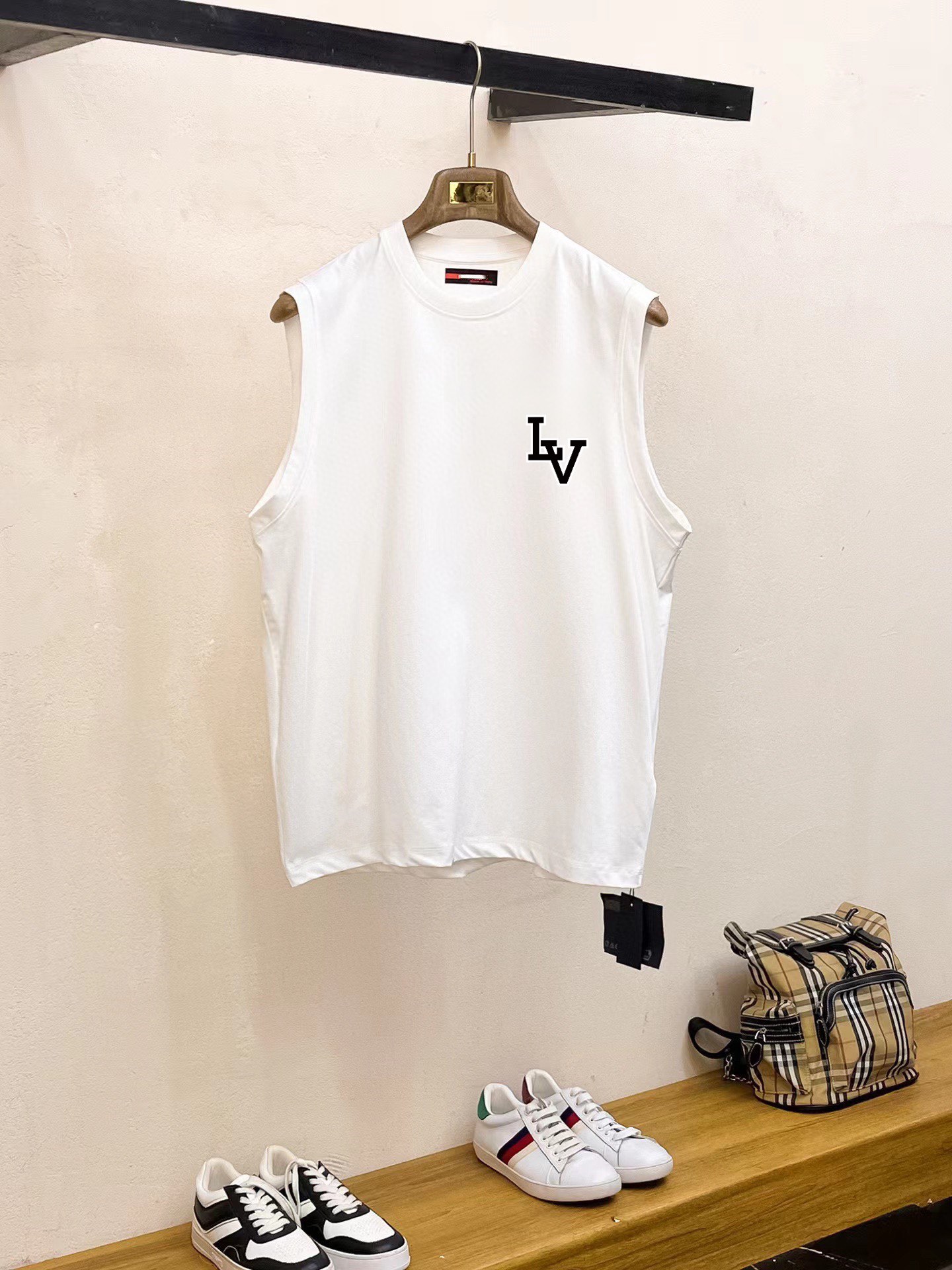 Louis Vuitton 品牌【LV路易威登】2025夏季新品背心T袖 简约款式 任何人都可以轻松驾驶 进口定制丝光棉面料 手软舒适有型 吸汗透气