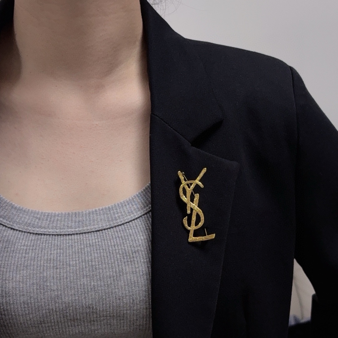 NO:114544,YSL Saint Laurent counter new synchronous retro wood texture brooch is the most familiar ornament for women. Women who devote all their efforts to be themselves often cherish the meaning of brooch more. Saint Laurent pins the brooch on the hat and tells those fashionable ladies who imitate her [breast is very practical, it can be pinned on a suit collar, pocket, hat, belt or evening gown, jewelry boutique, saint laurent, saint laurent, business suit, brooch, breastpin, hats19860909YSL圣罗兰专柜新款同步复古木纹理胸针,是最懂女人的饰物.那些倾注了全部心血去做自己的女人,往往更珍惜胸针的意义.圣罗兰女士把胸针别在帽子上,并告诉那些模仿她的时髦女士们[胸针可是非常实用,它可以别在西装领上、口袋上、帽子上、腰带上或者是晚礼服上,饰品精品,saint laurent,saint laurent,business suit,brooch，breastpin,hats,Jewelry