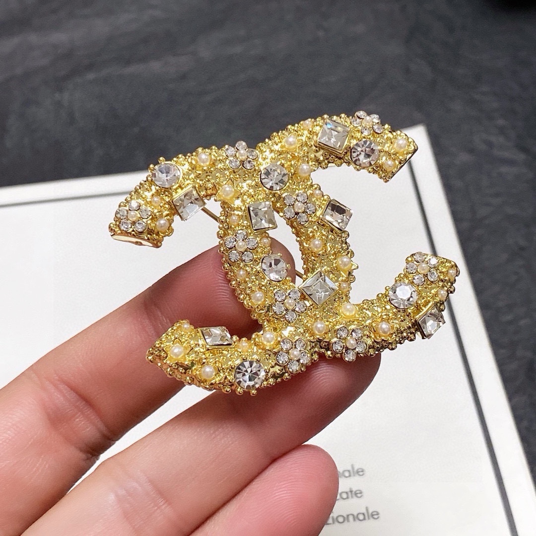NO:114559,CHANEL Xiaoxiang The new diamond-full golden Chanel brooch is the jewelry that understands women the most. Women who devote all their efforts to be themselves often cherish the meaning of the brooch more. Ms. Chanel pinned the brooch on the hat and told those fashionable ladies who imitated her [breasts are very practical. They can be pinned on the suit collar, pocket, hat, belt or evening dress. Jewelry fine, chanel, chanel, business suit, brooch, breastpin, gold, hats19860909CHANEL小香 专柜新款满钻黄金色香奈儿胸针,是最懂女人的饰物.那些倾注了全部心血去做自己的女人,往往更珍惜胸针的意义.香奈儿女士把胸针别在帽子上,并告诉那些模仿她的时髦女士们[胸针可是非常实用,它可以别在西装领上、口袋上、帽子上、腰带上或者是晚礼服上,饰品精品,chanel,chanel,business suit,brooch，breastpin,gold,hats,Jewelry