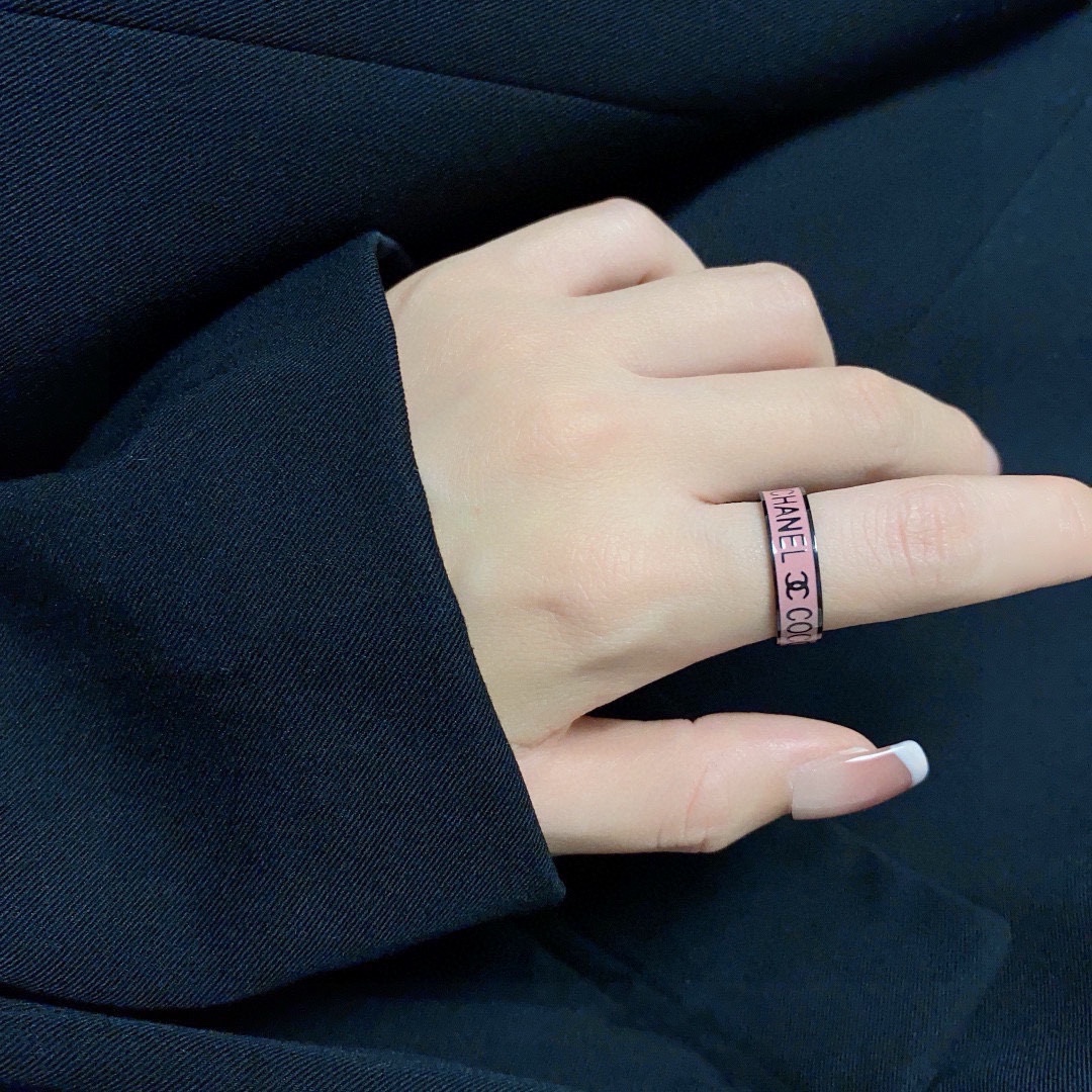 NO:114562,Xiaoxiangfeng Chanel letter double C pink black background CoCo color protection series styling ring!  The must-have summer model I can’t help but want to praise. It’s a simple design, super exquisite and white, and I love it!  It can also be stacked with other styles, super versatile ~ 6, 7, 8, 9 numbers, jewelry quality, chanel, ring19860909小香风Chanel字母双C粉色黑底CoCo保色系列造型戒指！夏天必备款一戴就忍不住想夸的一款,简约的设计,超精致又显手白,简直爱了！又可以跟其他款式叠搭一起,超级百搭～码数6、7、8、9码,饰品精品,chanel,ring,Jewelry