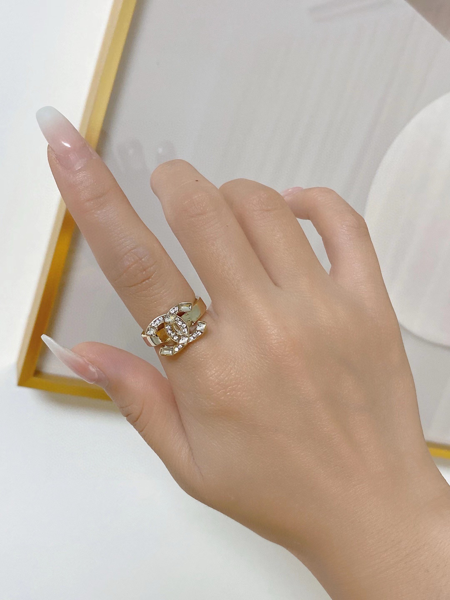 NO:114537,Xiaoxiangfeng Chanel letter double C diamond-shaped ring!  I couldn't help but want to praise the simple design, super exquisite and white, I love it!  It can also be stacked with other styles, super versatile~, jewelry quality, chanel, ring19860909小香风Chanel字母双C镶钻造型戒指！一戴就忍不住想夸的一款,简约的设计,超精致又显手白,简直爱了！又可以跟其他款式叠搭一起,超级百搭～,饰品精品,chanel,ring,Jewelry