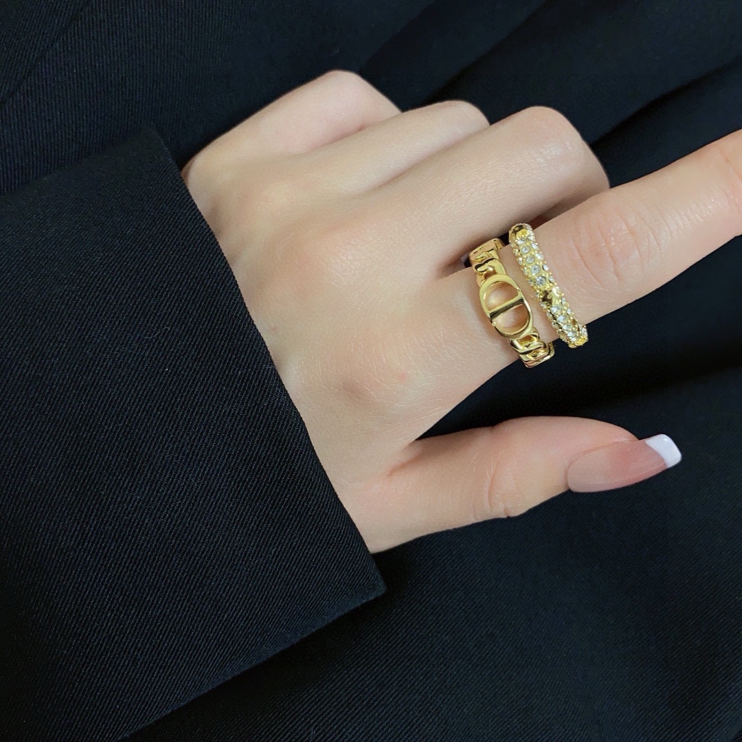 NO:114540,New Dior CD letter full diamond set fashion series five-pointed star styling ring!  The must-have summer model I can’t help but want to praise. It’s a simple design, super exquisite and white, and I love it!  It can also be stacked with other styles, super versatile ~ one set of two, fine jewelry, dior, ring19860909新款迪奥CD字母满钻套装时尚系列五角星造型戒指！夏天必备款一戴就忍不住想夸的一款,简约的设计,超精致又显手白,简直爱了！又可以跟其他款式叠搭一起,超级百搭～一套两个,饰品精品,dior,ring,Jewelry