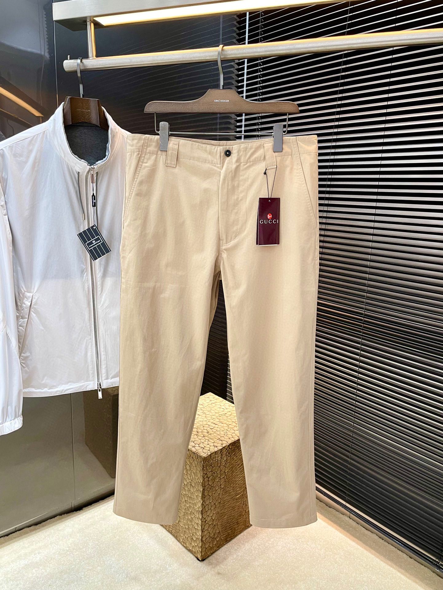 NO:151471,Gucci's new spring and summer men's casual pants, a high-end quality choice... A versatile pants that combine casual pants is also an indispensable matching tool in men's wardrobe. It is a classic style with practical wear!  The design style of the whole casual pants is simple and fashionable, which is very consistent with the low-luxury style setting, has excellent skin-friendly value, is easy to wear, and is full of detail!  Three standard customization original logo waist brand design!  Original custom LoGo engraved shell buckle, rear cover is decorated with GU webbing to highlight the fashion. This trousers are made of high-quality cotton fabric. The fabric is comfortable, soft and delicate, and has a good vertical feeling. It looks very textured and has a high-end charm. The first-class and exquisite style cut, the line is delicate, smooth and neat, and the casual and casual pants look good no matter how you match it. If you like it, hurry up and buy it!  Color Royal Blue Khaki Size 46.48.50.52.54.56,,gucci,gucci,alexander wang19860909Gucci（古驰）春夏季新款男士休闲裤,高端品质之选……一款休闲裤兼备的百搭裤装,也是男士衣橱里不可缺少的搭配神器,属于实穿型的经典款式！整条休闲裤的设计风格简洁时尚,非常符合低奢的风格设定,亲肤值优越,穿着方便,细节感十足！三标齐 定制原版logo腰牌设计！原版定制LoGo刻字贝壳扣 ,后带盖饰以GU织带突显时尚 此款裤装采用优质全棉面料打造而成,面料舒服,手感柔软细腻,有着很好的垂直感,看上去非常有质感,细品高级韵味十足.一流精湛的版型裁剪,走线细致平顺工整,休闲随意怎么搭配都好看的裤装,喜欢的赶紧入手吧！ 颜色 宝蓝色 卡其色 尺码 46.48.50.52.54.56,,gucci,gucci,alexander wang,Men's clothing