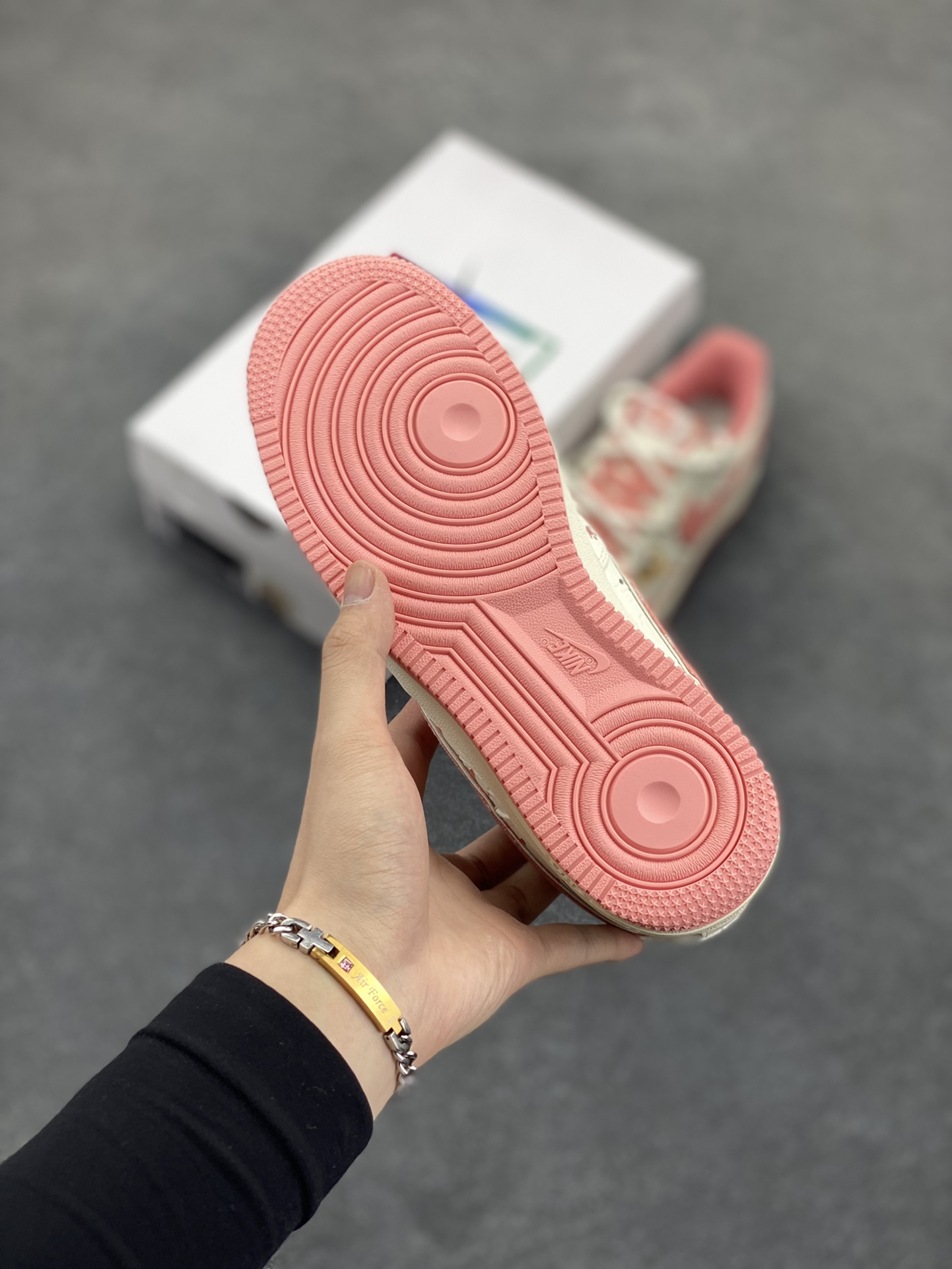 图片[5]-Nike Air Force 1 Low X Capybara \”Pour milk\” 卡皮巴拉 系列—“倒牛奶”空军一号低帮休闲运动绑带板鞋 卡皮巴拉元素主题 啮齿水豚，一种四肢短短，身材圆滚滚，鼻孔朝天，外表呆萌的动物，也是最近动物界的新顶流。绑带的设计打破传统空军的鞋款束缚 货号：LV0506-880 尺码：36 36.5 37.5 38 38.5 39 40 40.5 41-选品中心