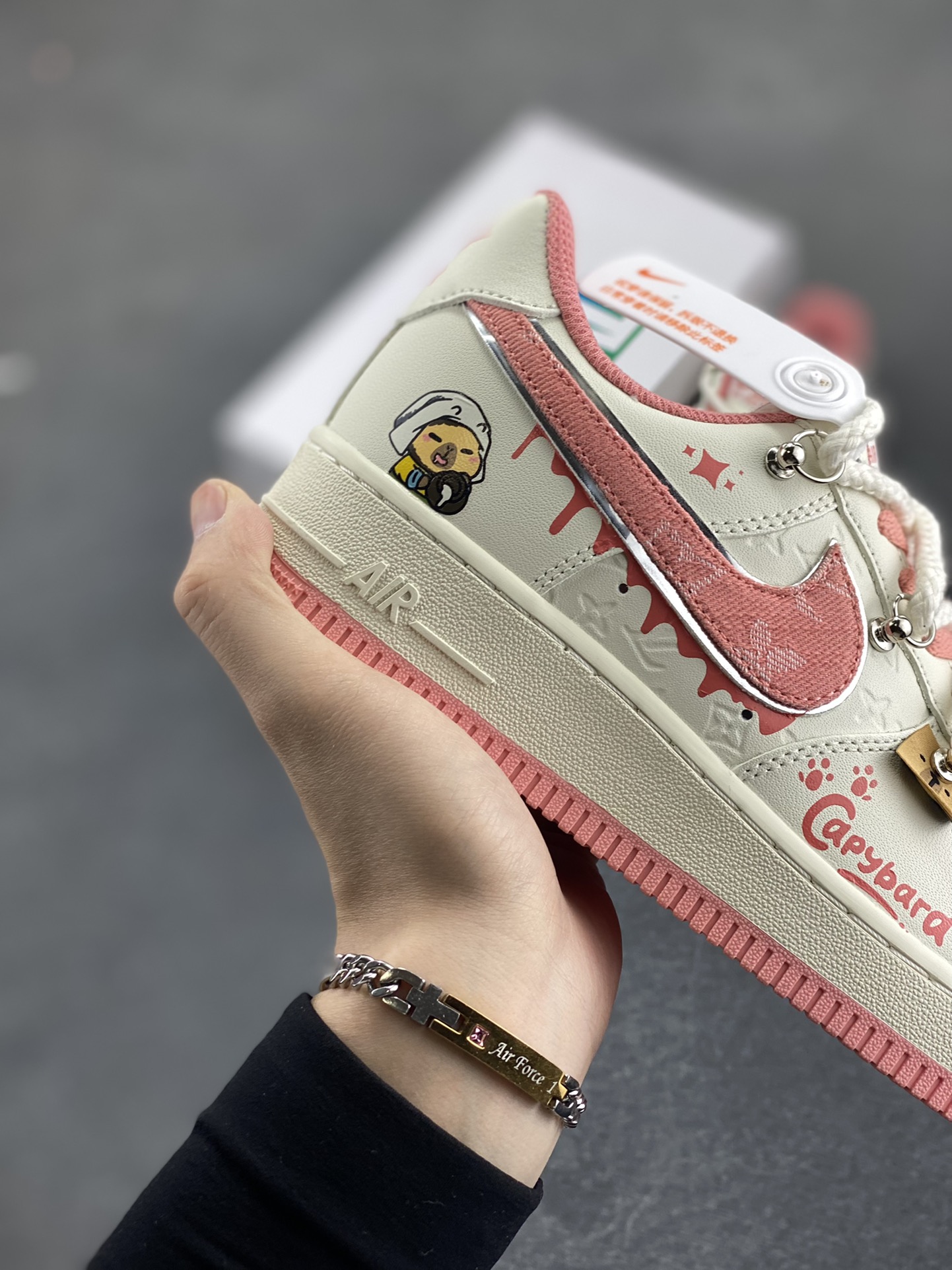 图片[6]-Nike Air Force 1 Low X Capybara \”Pour milk\” 卡皮巴拉 系列—“倒牛奶”空军一号低帮休闲运动绑带板鞋 卡皮巴拉元素主题 啮齿水豚，一种四肢短短，身材圆滚滚，鼻孔朝天，外表呆萌的动物，也是最近动物界的新顶流。绑带的设计打破传统空军的鞋款束缚 货号：LV0506-880 尺码：36 36.5 37.5 38 38.5 39 40 40.5 41-选品中心