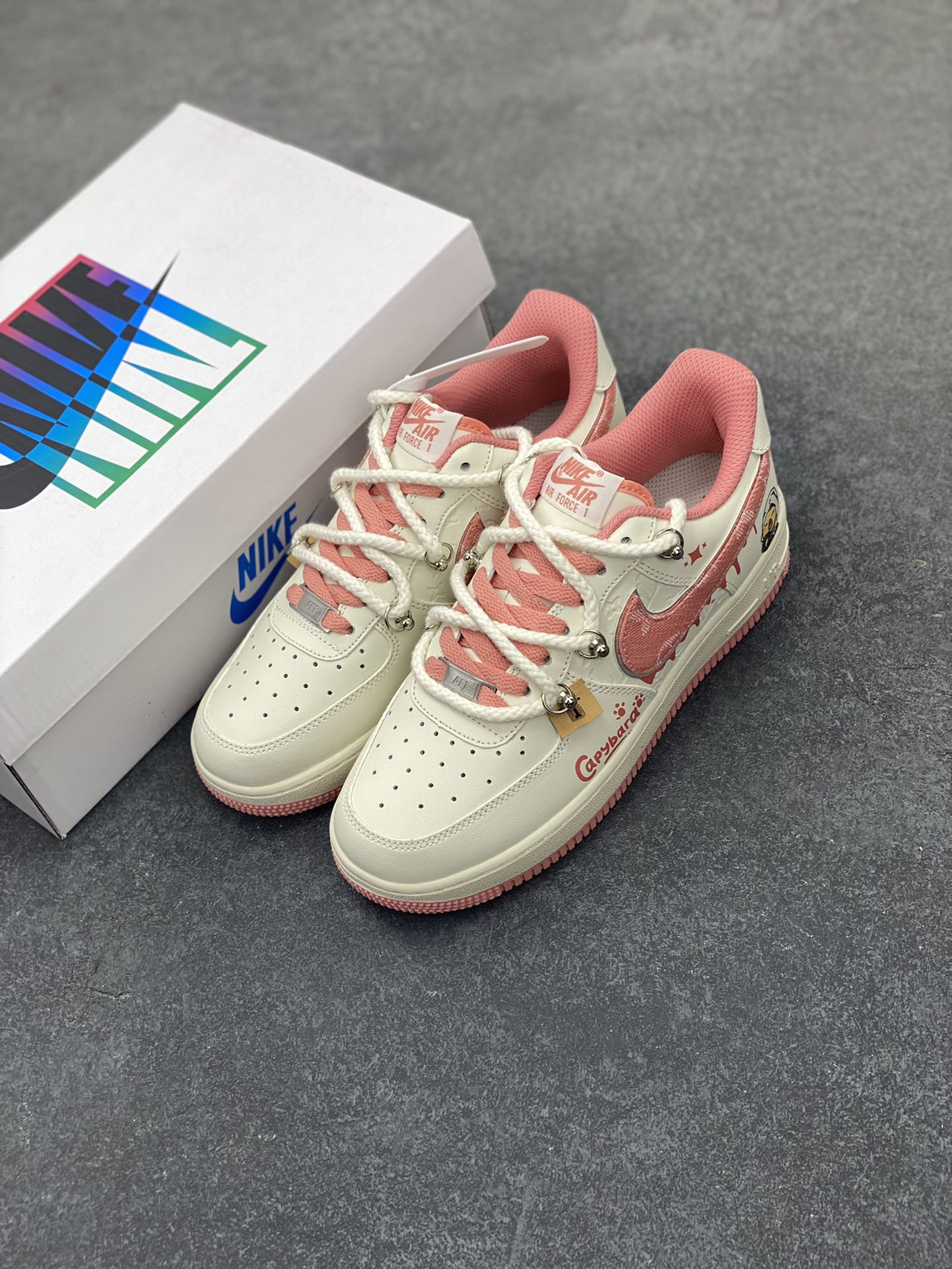 图片[8]-Nike Air Force 1 Low X Capybara \”Pour milk\” 卡皮巴拉 系列—“倒牛奶”空军一号低帮休闲运动绑带板鞋 卡皮巴拉元素主题 啮齿水豚，一种四肢短短，身材圆滚滚，鼻孔朝天，外表呆萌的动物，也是最近动物界的新顶流。绑带的设计打破传统空军的鞋款束缚 货号：LV0506-880 尺码：36 36.5 37.5 38 38.5 39 40 40.5 41-选品中心