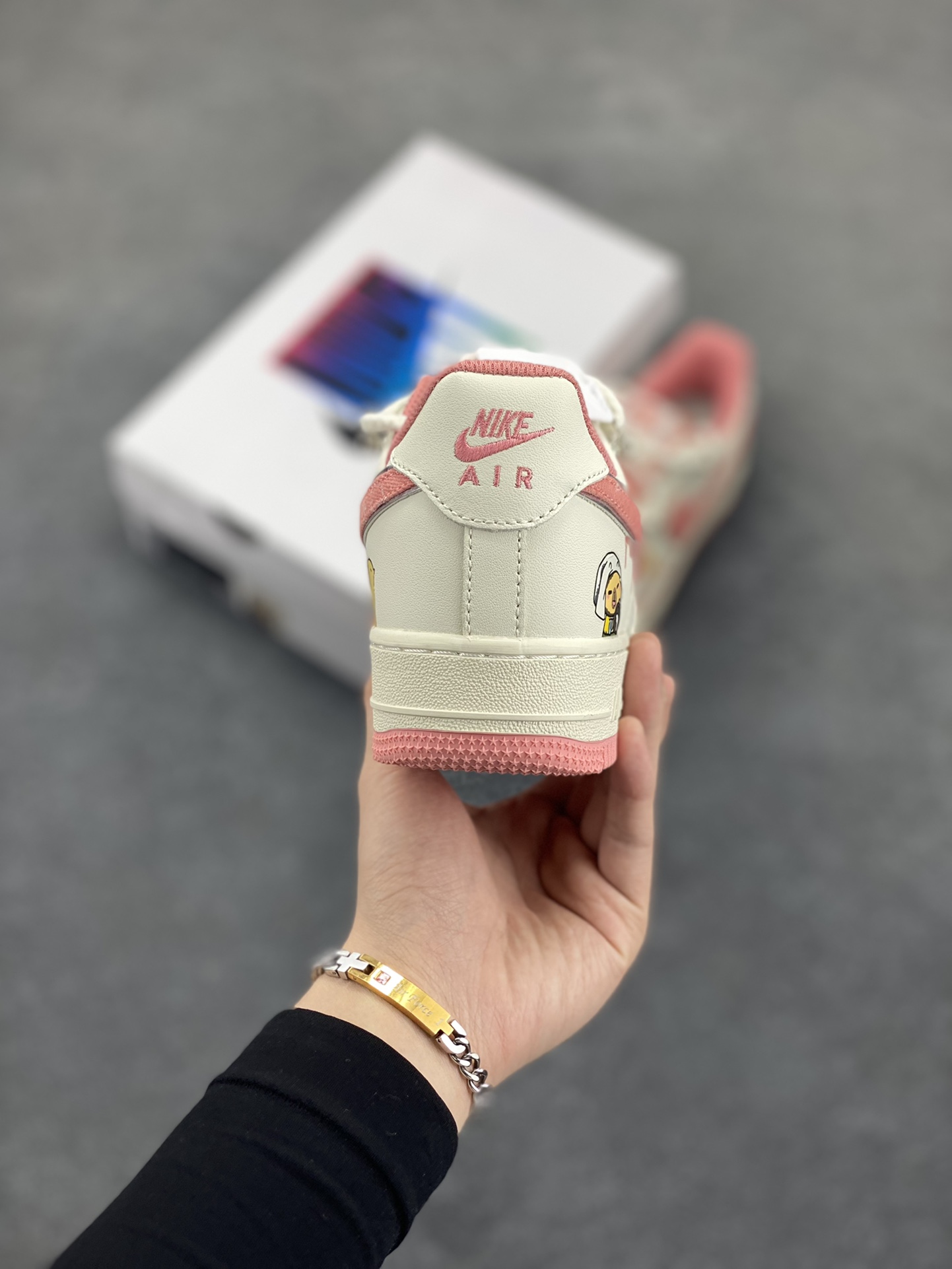 图片[4]-Nike Air Force 1 Low X Capybara \”Pour milk\” 卡皮巴拉 系列—“倒牛奶”空军一号低帮休闲运动绑带板鞋 卡皮巴拉元素主题 啮齿水豚，一种四肢短短，身材圆滚滚，鼻孔朝天，外表呆萌的动物，也是最近动物界的新顶流。绑带的设计打破传统空军的鞋款束缚 货号：LV0506-880 尺码：36 36.5 37.5 38 38.5 39 40 40.5 41-选品中心