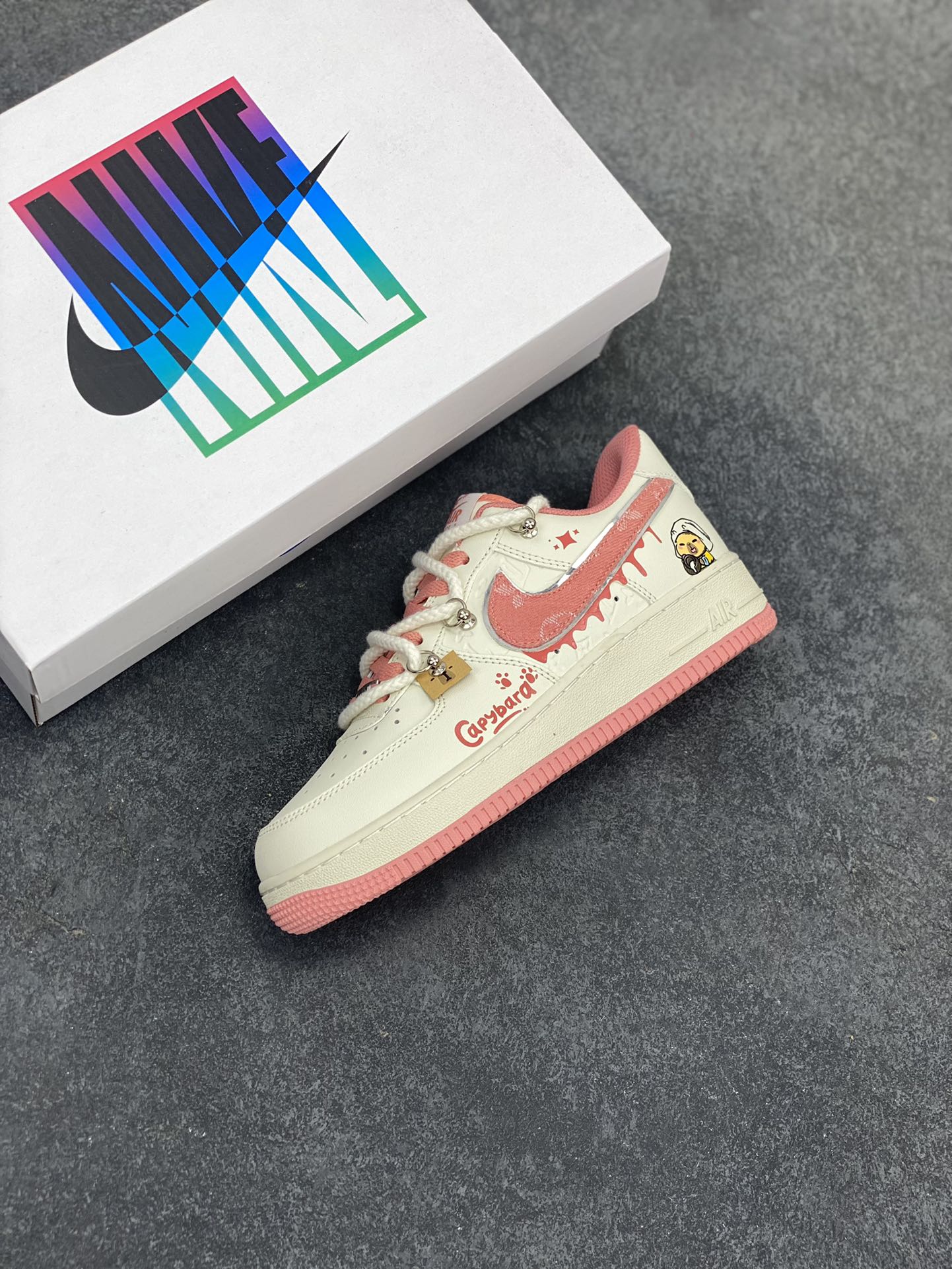 图片[7]-Nike Air Force 1 Low X Capybara \”Pour milk\” 卡皮巴拉 系列—“倒牛奶”空军一号低帮休闲运动绑带板鞋 卡皮巴拉元素主题 啮齿水豚，一种四肢短短，身材圆滚滚，鼻孔朝天，外表呆萌的动物，也是最近动物界的新顶流。绑带的设计打破传统空军的鞋款束缚 货号：LV0506-880 尺码：36 36.5 37.5 38 38.5 39 40 40.5 41-选品中心