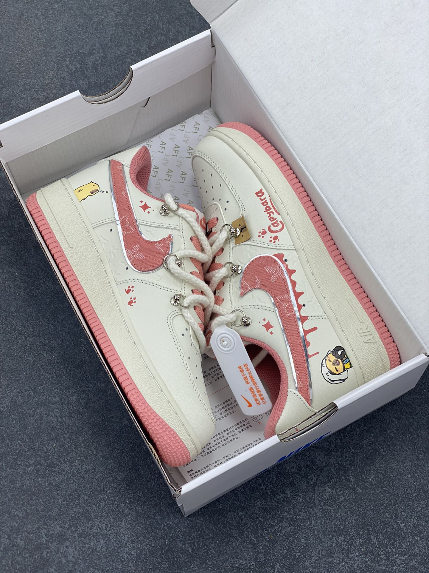 图片[9]-Nike Air Force 1 Low X Capybara \”Pour milk\” 卡皮巴拉 系列—“倒牛奶”空军一号低帮休闲运动绑带板鞋 卡皮巴拉元素主题 啮齿水豚，一种四肢短短，身材圆滚滚，鼻孔朝天，外表呆萌的动物，也是最近动物界的新顶流。绑带的设计打破传统空军的鞋款束缚 货号：LV0506-880 尺码：36 36.5 37.5 38 38.5 39 40 40.5 41-选品中心