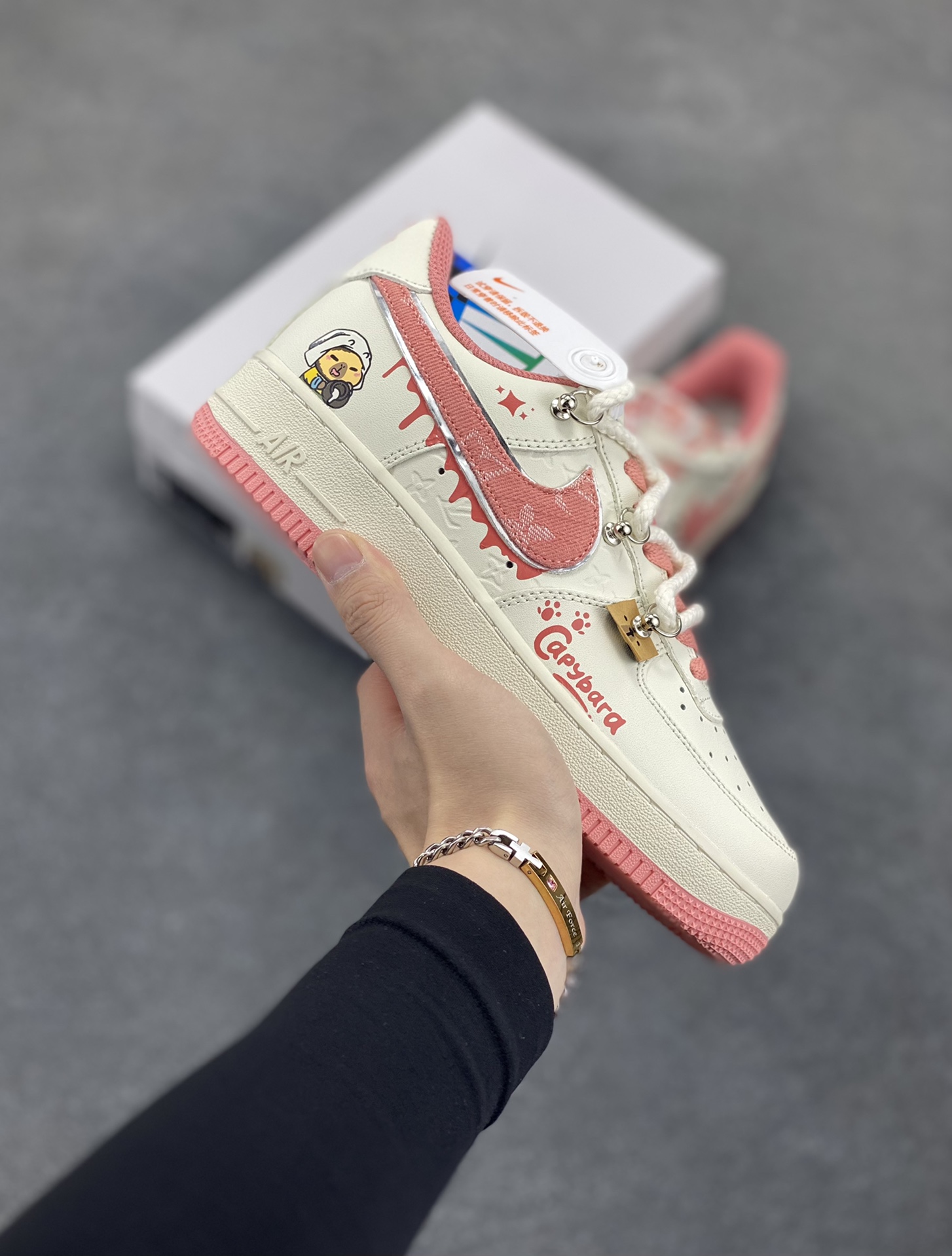 Nike Air Force 1 Low X Capybara \”Pour milk\” 卡皮巴拉 系列—“倒牛奶”空军一号低帮休闲运动绑带板鞋 卡皮巴拉元素主题 啮齿水豚，一种四肢短短，身材圆滚滚，鼻孔朝天，外表呆萌的动物，也是最近动物界的新顶流。绑带的设计打破传统空军的鞋款束缚 货号：LV0506-880 尺码：36 36.5 37.5 38 38.5 39 40 40.5 41-选品中心