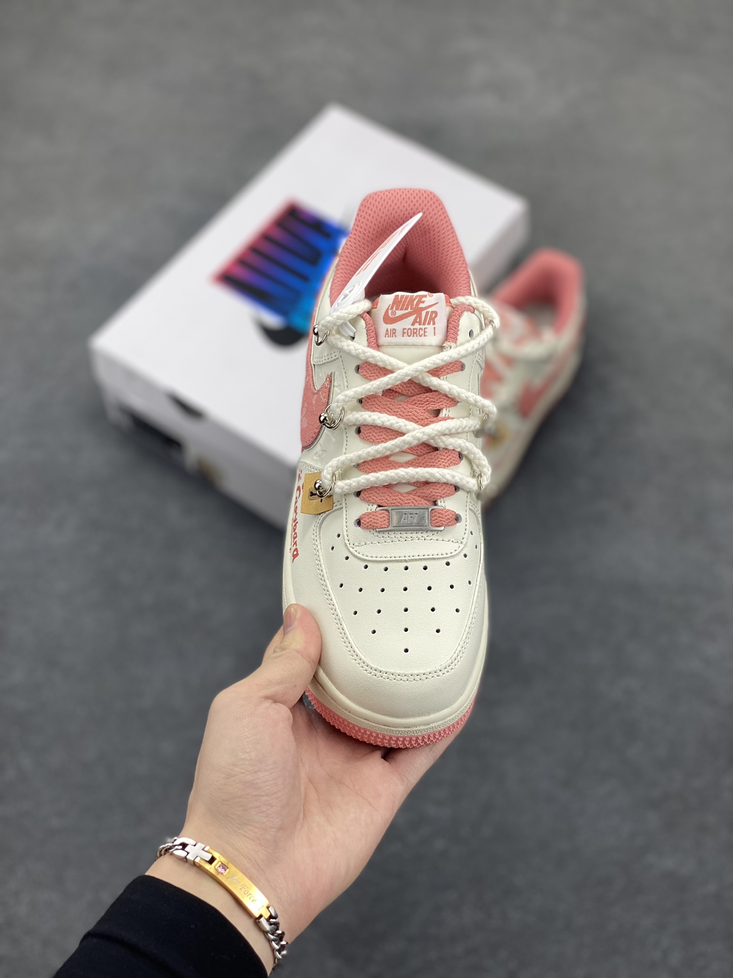 图片[2]-Nike Air Force 1 Low X Capybara \”Pour milk\” 卡皮巴拉 系列—“倒牛奶”空军一号低帮休闲运动绑带板鞋 卡皮巴拉元素主题 啮齿水豚，一种四肢短短，身材圆滚滚，鼻孔朝天，外表呆萌的动物，也是最近动物界的新顶流。绑带的设计打破传统空军的鞋款束缚 货号：LV0506-880 尺码：36 36.5 37.5 38 38.5 39 40 40.5 41-选品中心